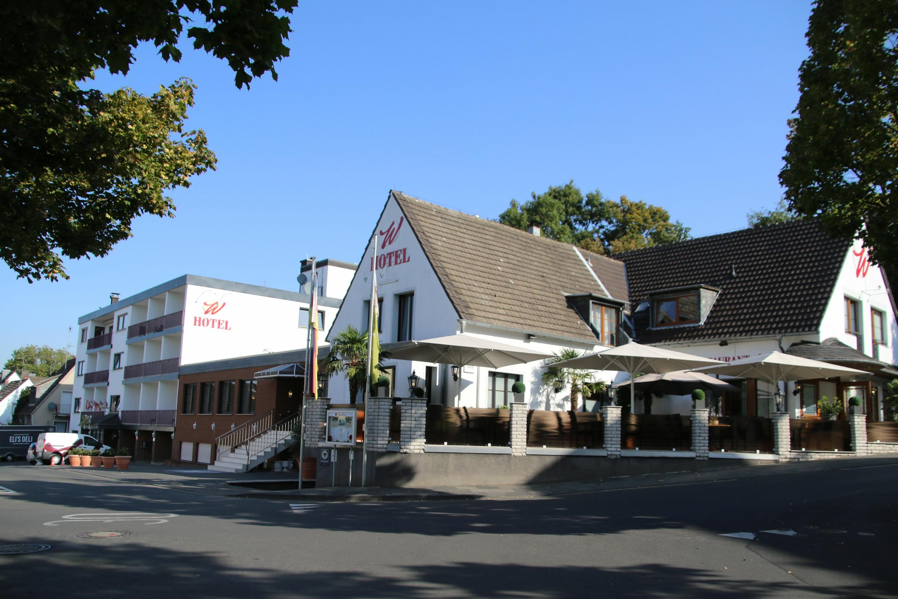 Ein Hotel mit Außenterrasse und Parkplätzen