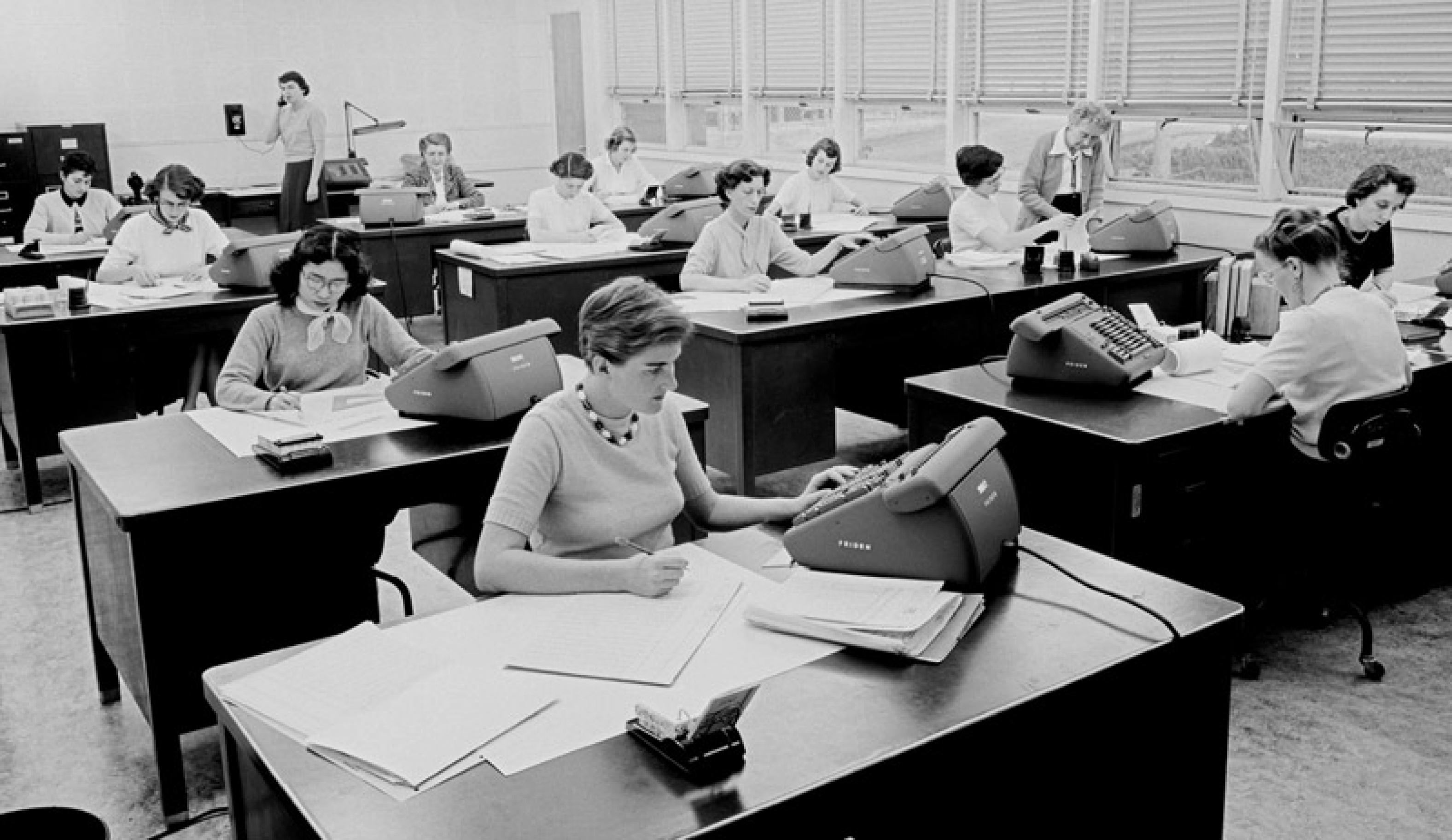 Am Jet Propulsion Laboratory in Kalifornien bedienen Frauen an Schreibtischen sitzend alte Rechenmaschinen; um 1936.