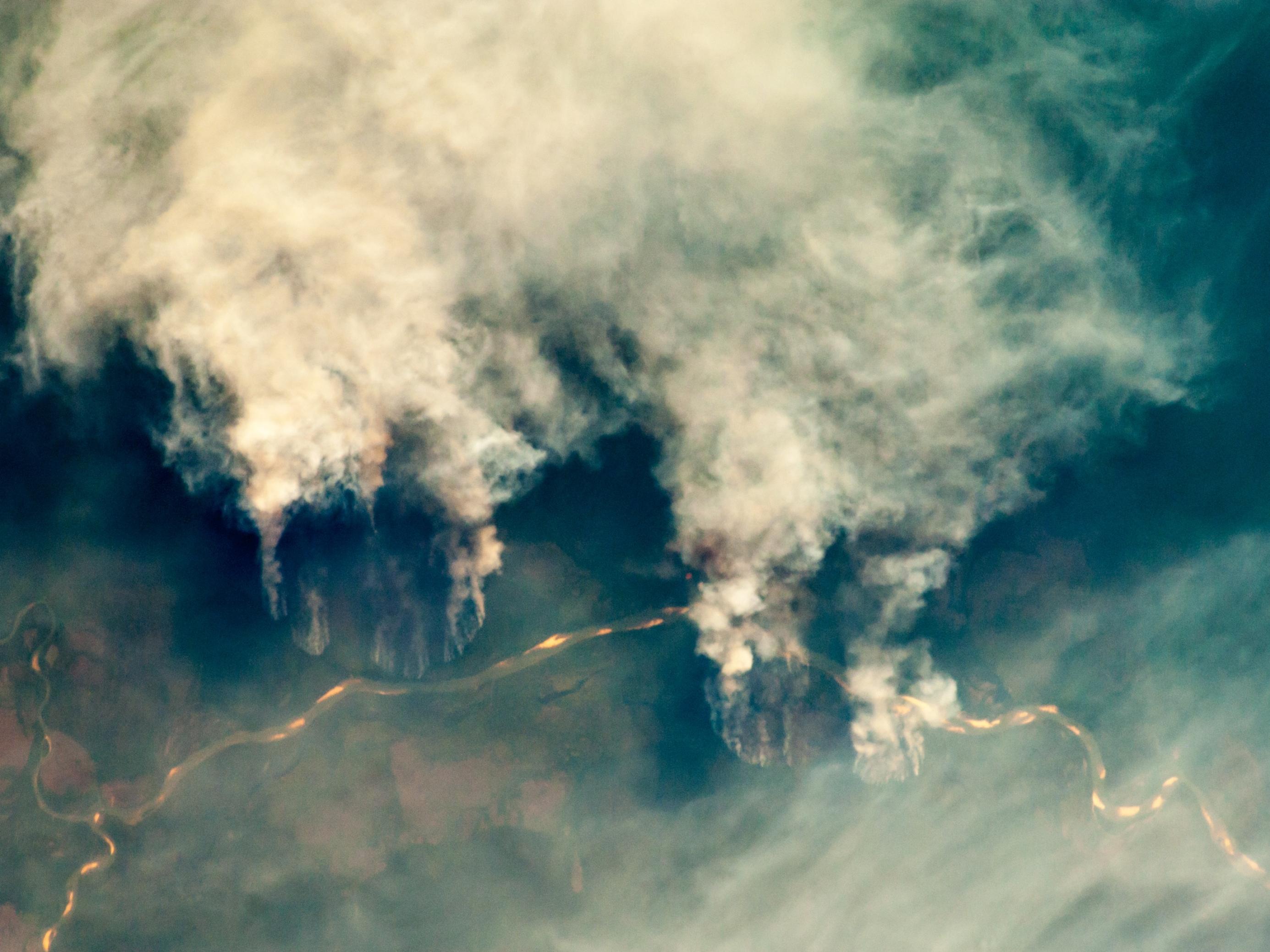 Luftaufnahme des brennenden Amazonas. Man sieht die enorme Rauchentwicklung.