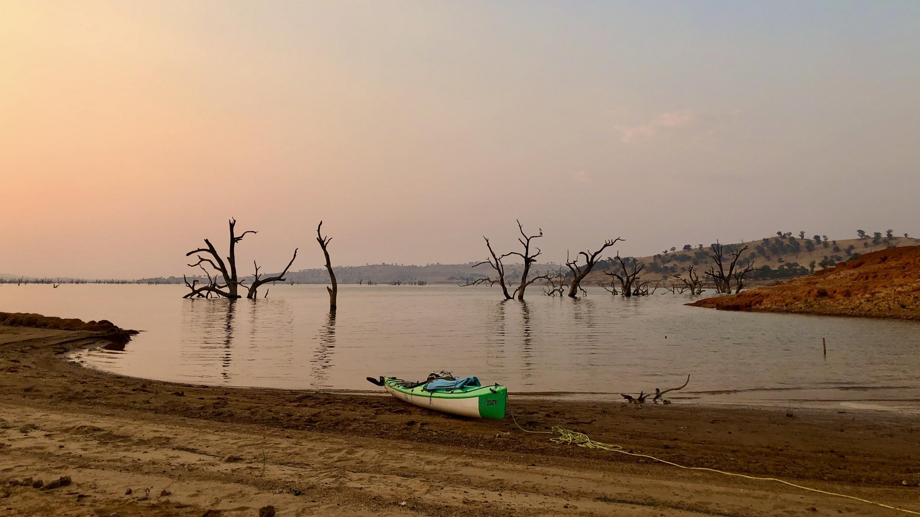 Sarah Davis Kajak am Ufer des Hume Reservoirs in Australien