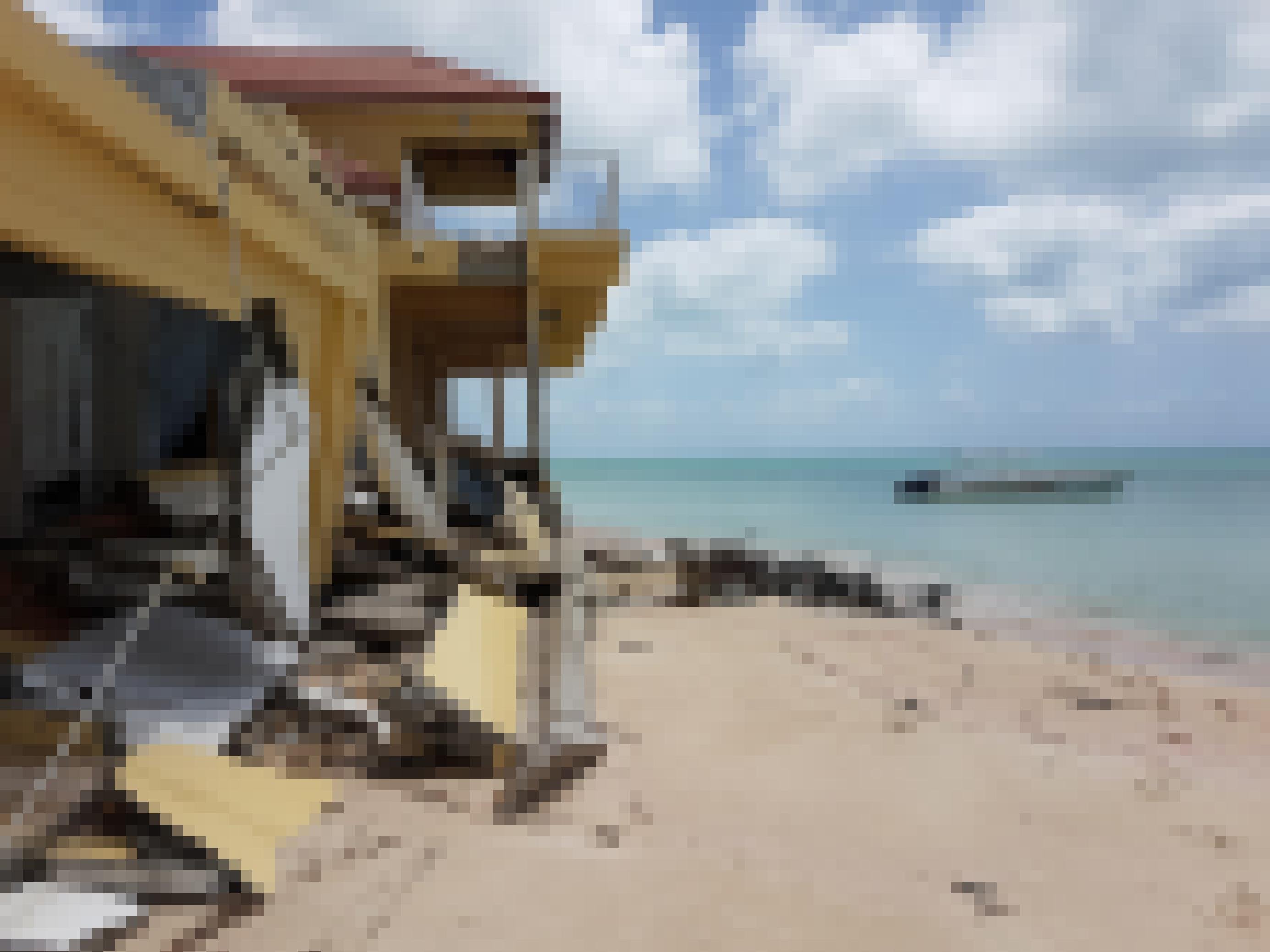 Ein zerstörtes Hotel am Meer