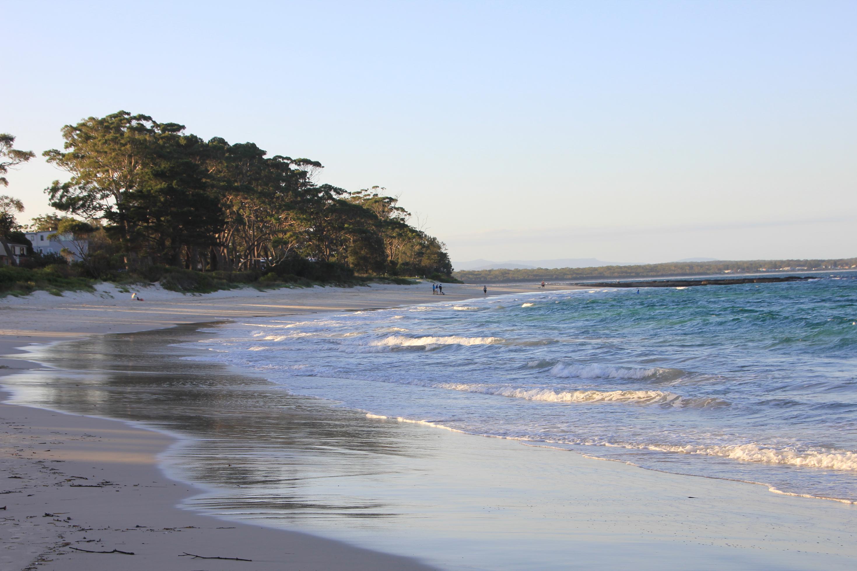 Abendstimmung am Strand Hyams Beach in Jervis Bay – Irgendwer gab demarmen Fleck Sand den Titel „weißester Strand der Welt“, sehr zum Leidwesen der Anwohner.