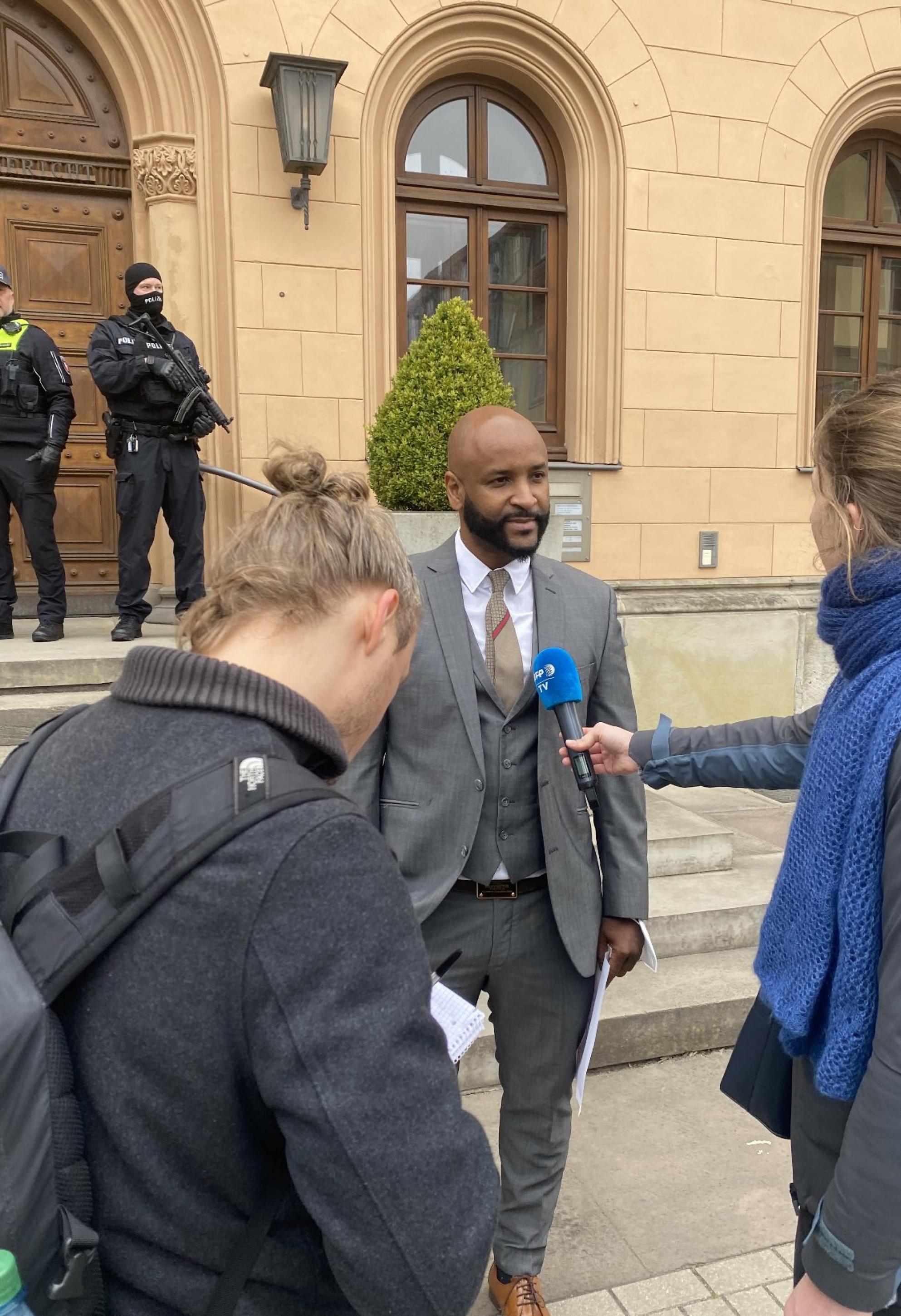 Baba Hydara, ein mutmaßliches Opfer des Militärregimes des ehemaligen gambischen Präsidenten Yahya Jammeh, spricht mit der internationalen Presse vor einem Gericht in Celle, Deutschland.