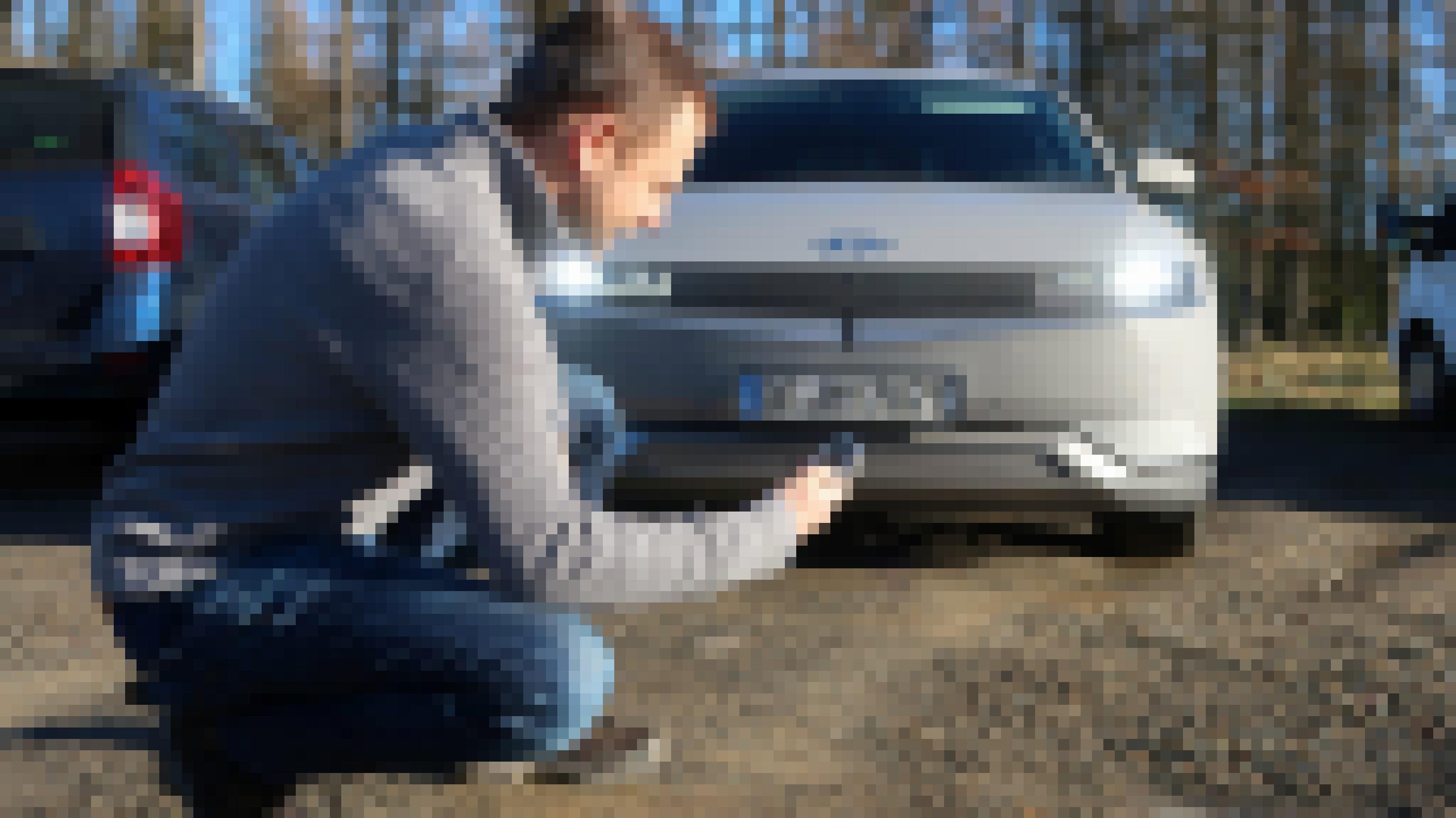 Der Autor hockt vor dem Hyundai Ioniq 5 und hält den Autoschlüssel in der Hand.