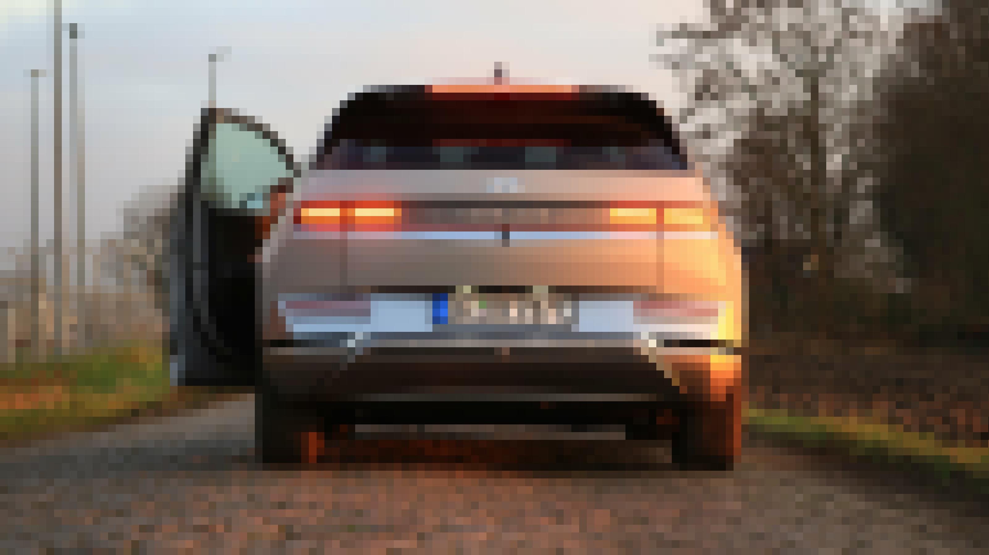 Hyundai Ioniq 5 von hinten. Die eckigen Bremslichter leuchten. Autor Steve Przybilla guckt aus der Tür hervor.