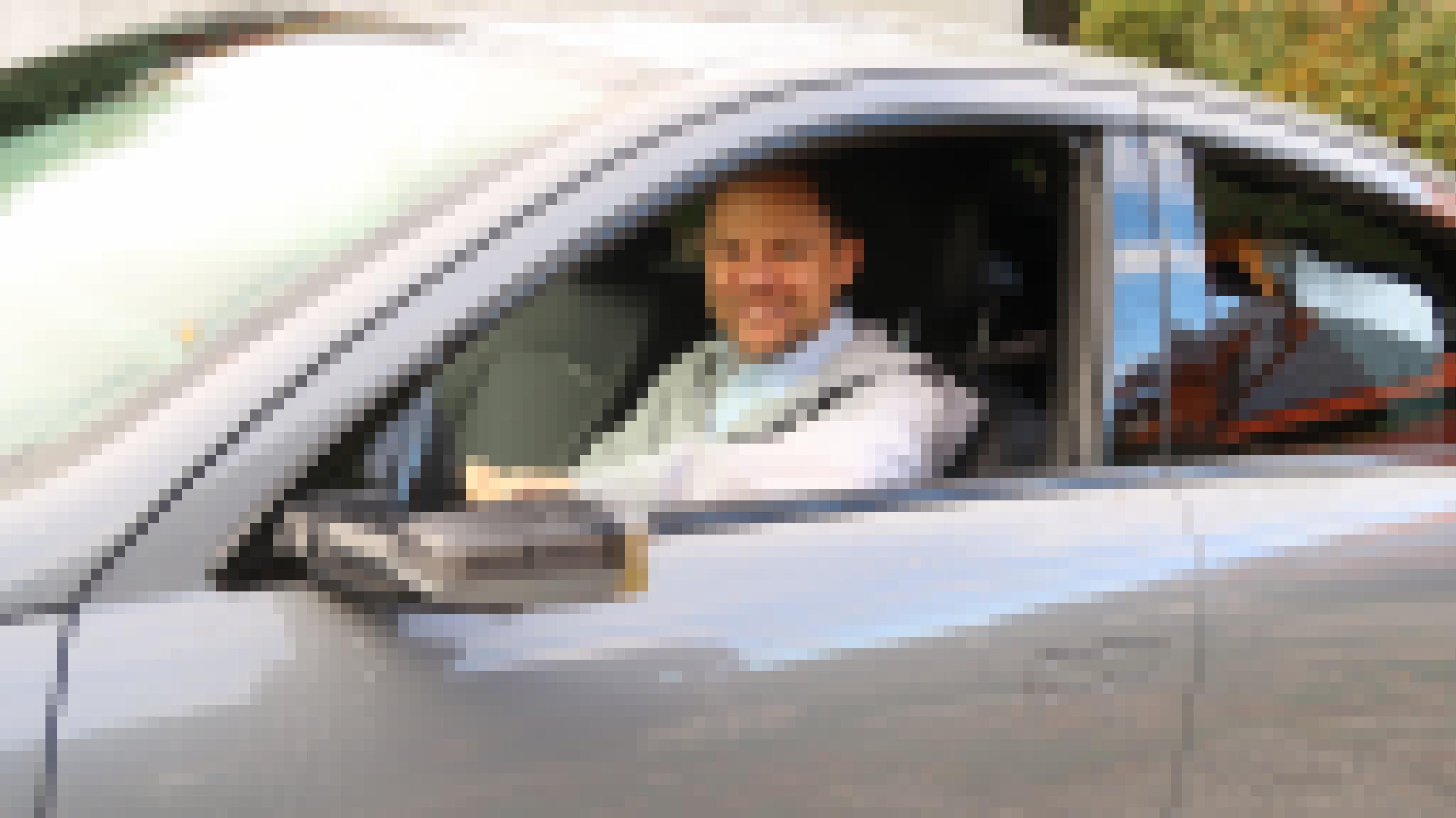 Autor Steve Przybilla sitzt am Steuer im Hyundai Ioniq 6. Außenaufnahme durchs Fenster.