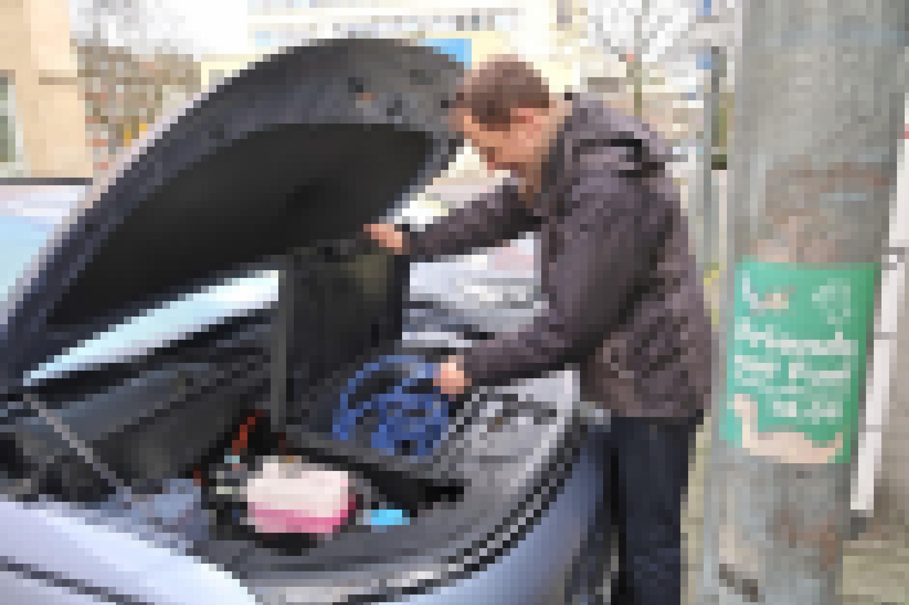 Autor Steve Przybilla verstaut ein Ladekabel im Frunk des Hyundai Kona.