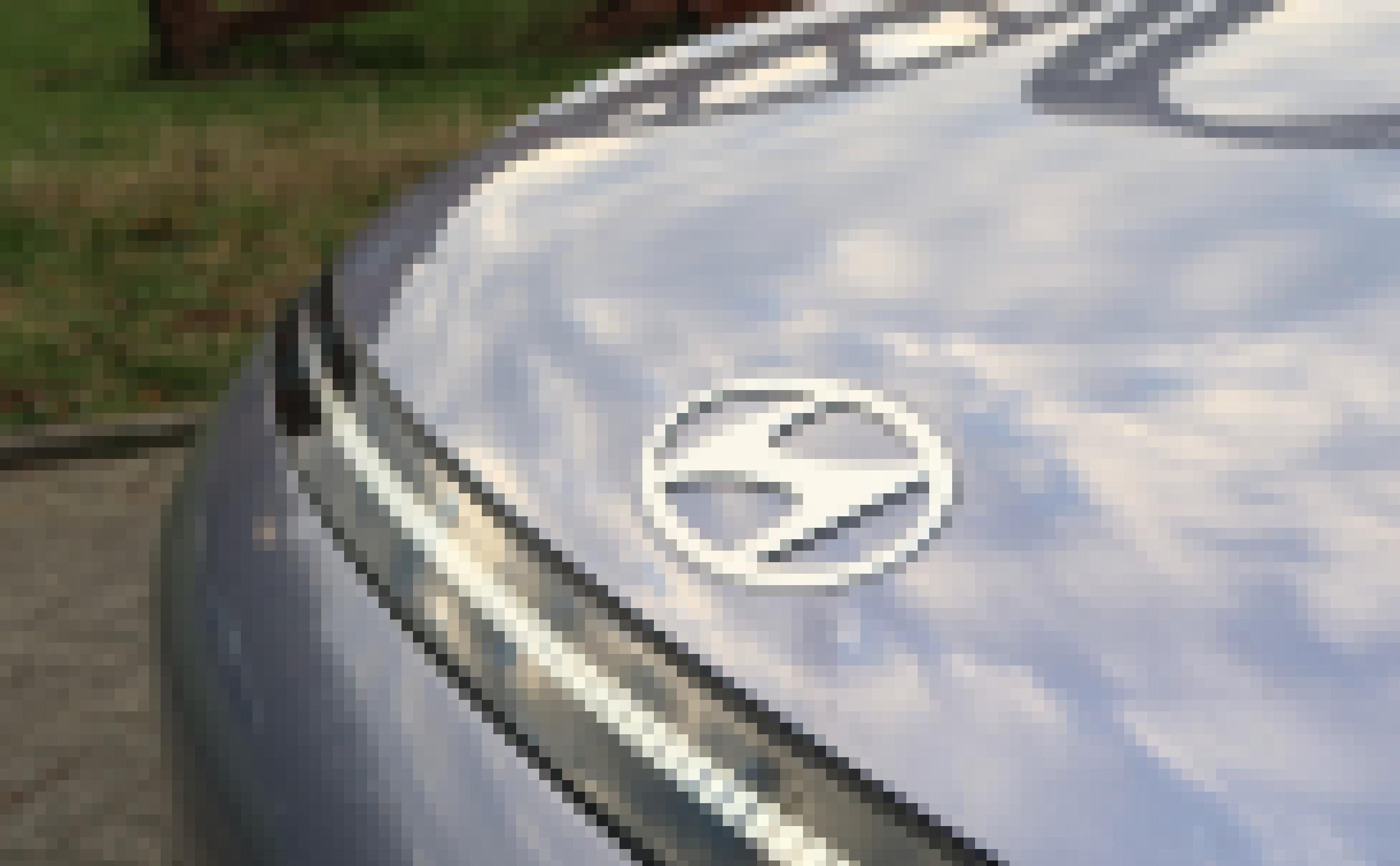 Hyundai-Logo auf der Motorhaube des Hyundai Kona