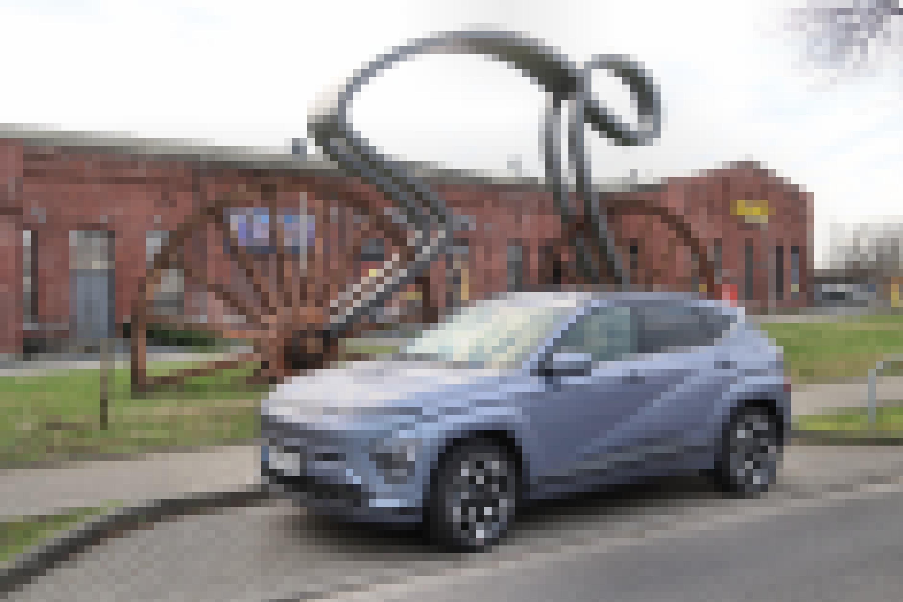 Hyundai Kona parkt vor einer riesigen Fahrradskulptur.