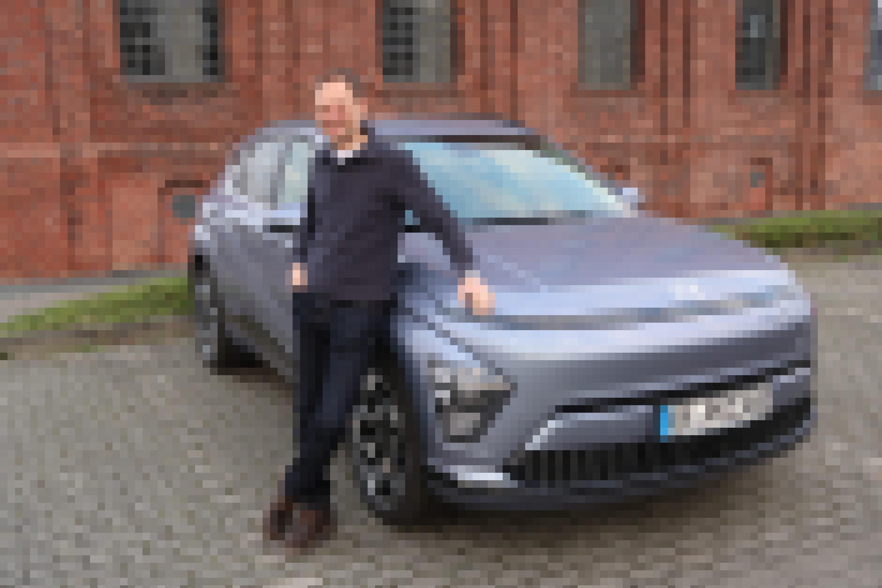 Steve Przybilla lehnt am Hyundai Kona Elektro.