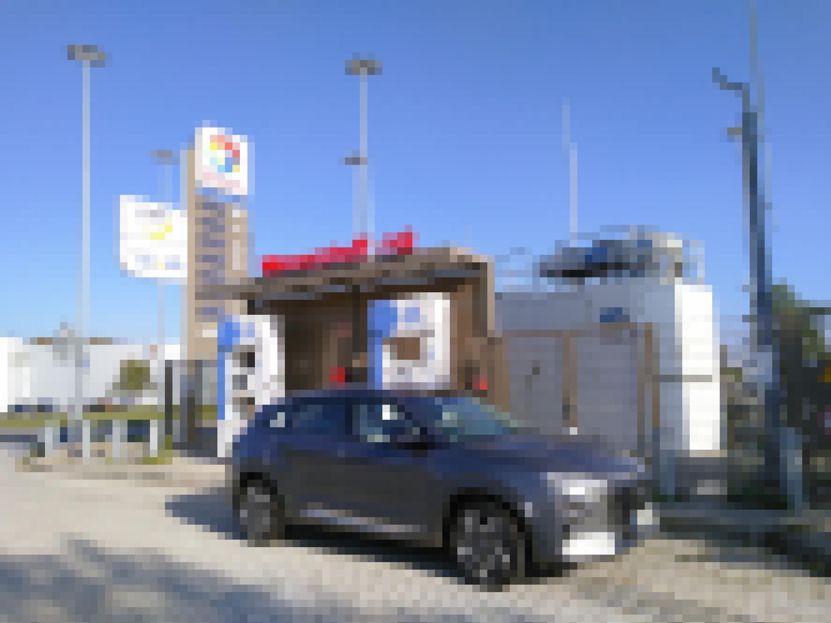 Ein SUV steht vor einer Zapfsäule mit der Aufschrift „Wasserstoff“