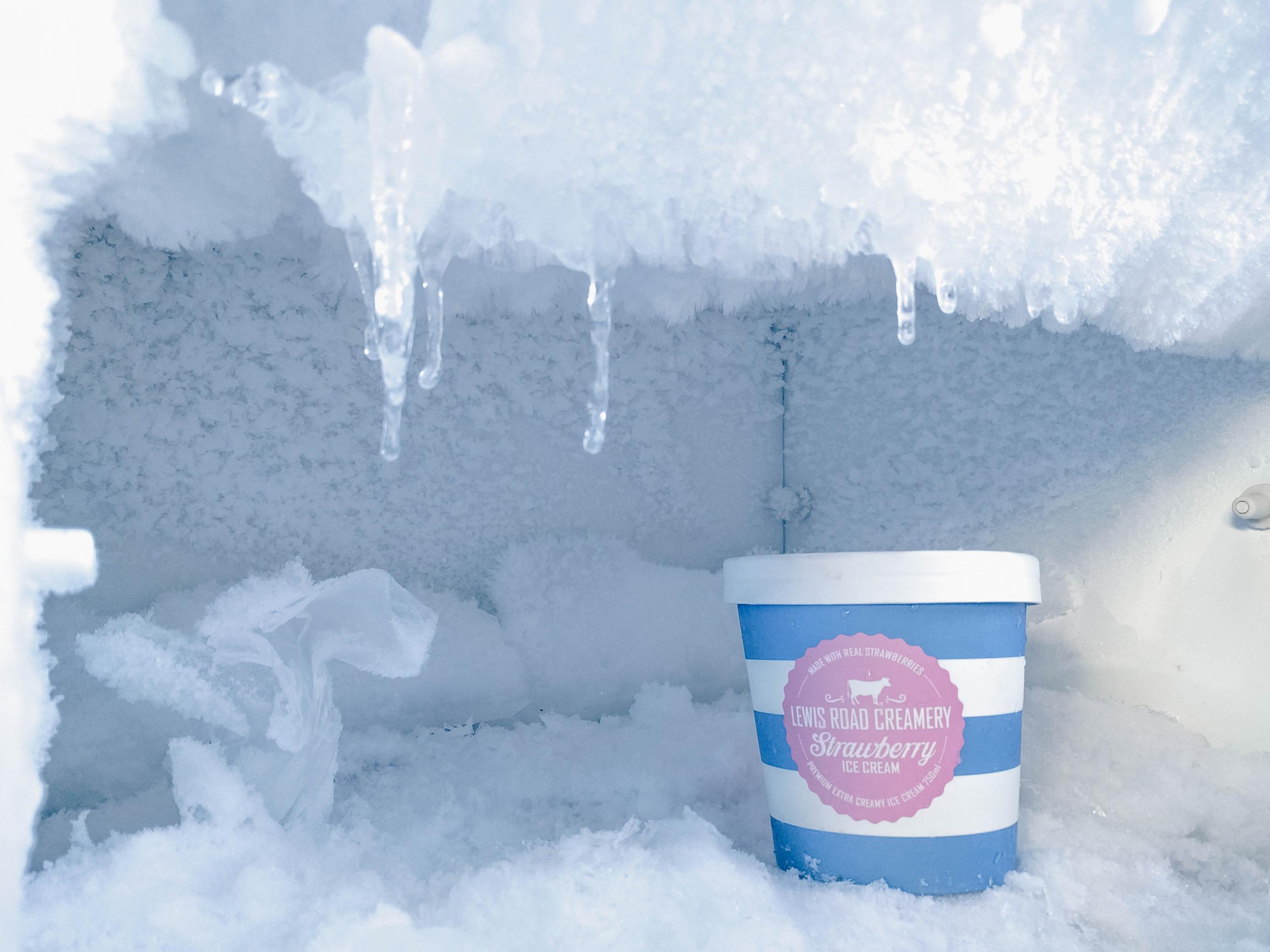 Eine Packung Eiscreme in einem vereisten Kühlschrank