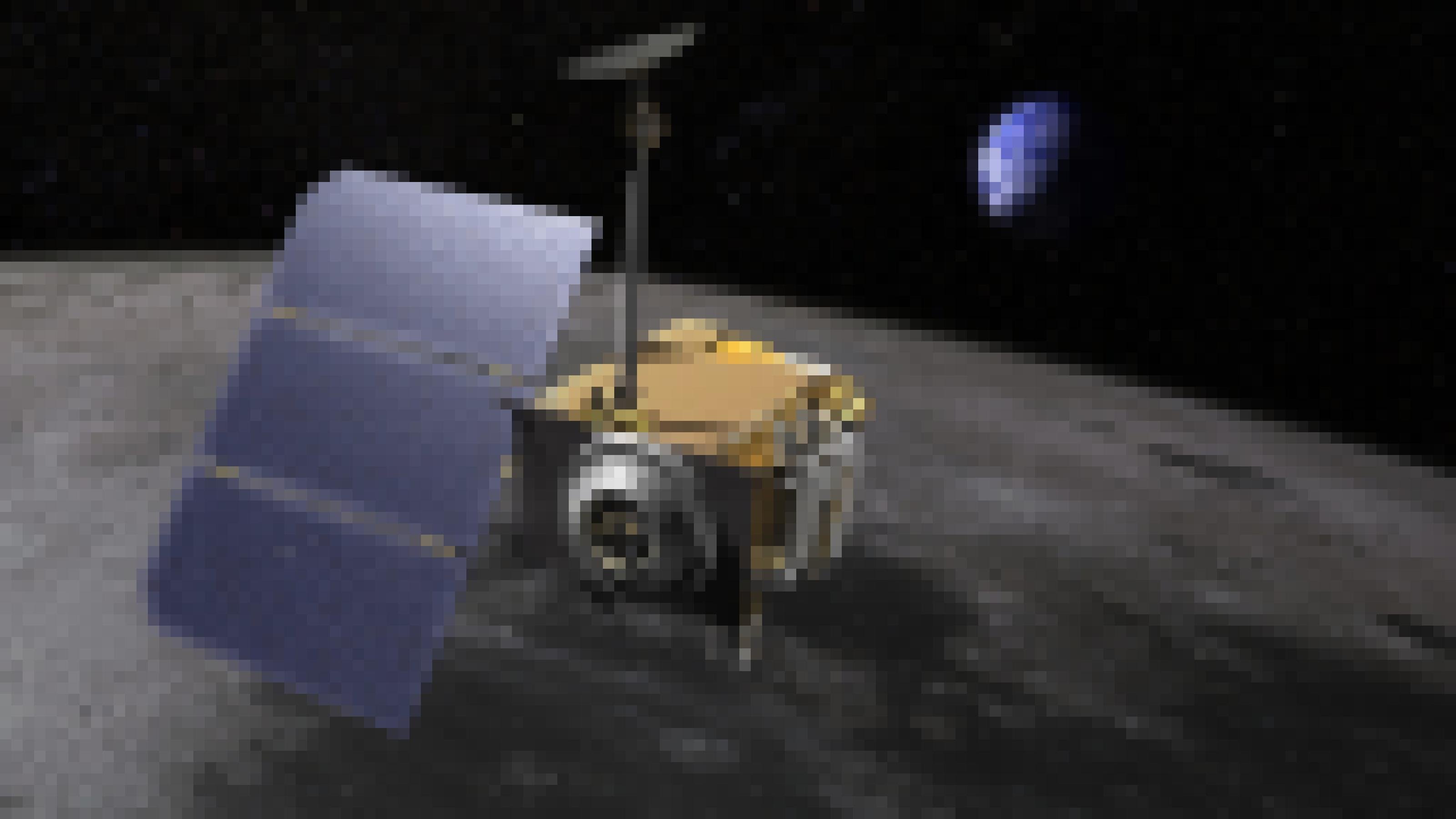 Eine künstlerische Darstelllung der Mondraumsonde Lunar Reconnaissance Orbiter (LRO), die sich im linken bis mittleren Bildvordergrund befindet. Die Raumsonde überfliegt den Mond und im Hintergrund kann man die Erde erkennen.