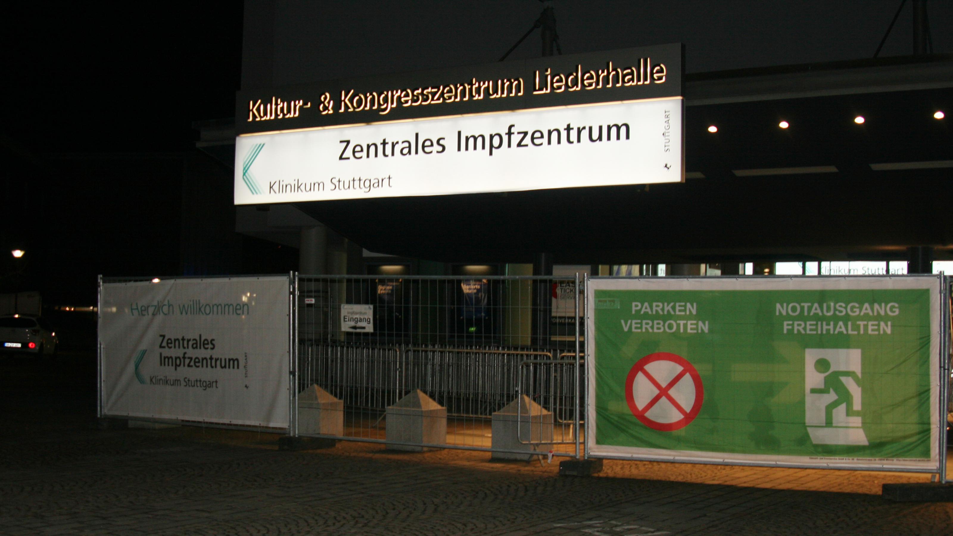 Eingang des zentralen Impfzentrums gegen Covid-19 in Stuttgart