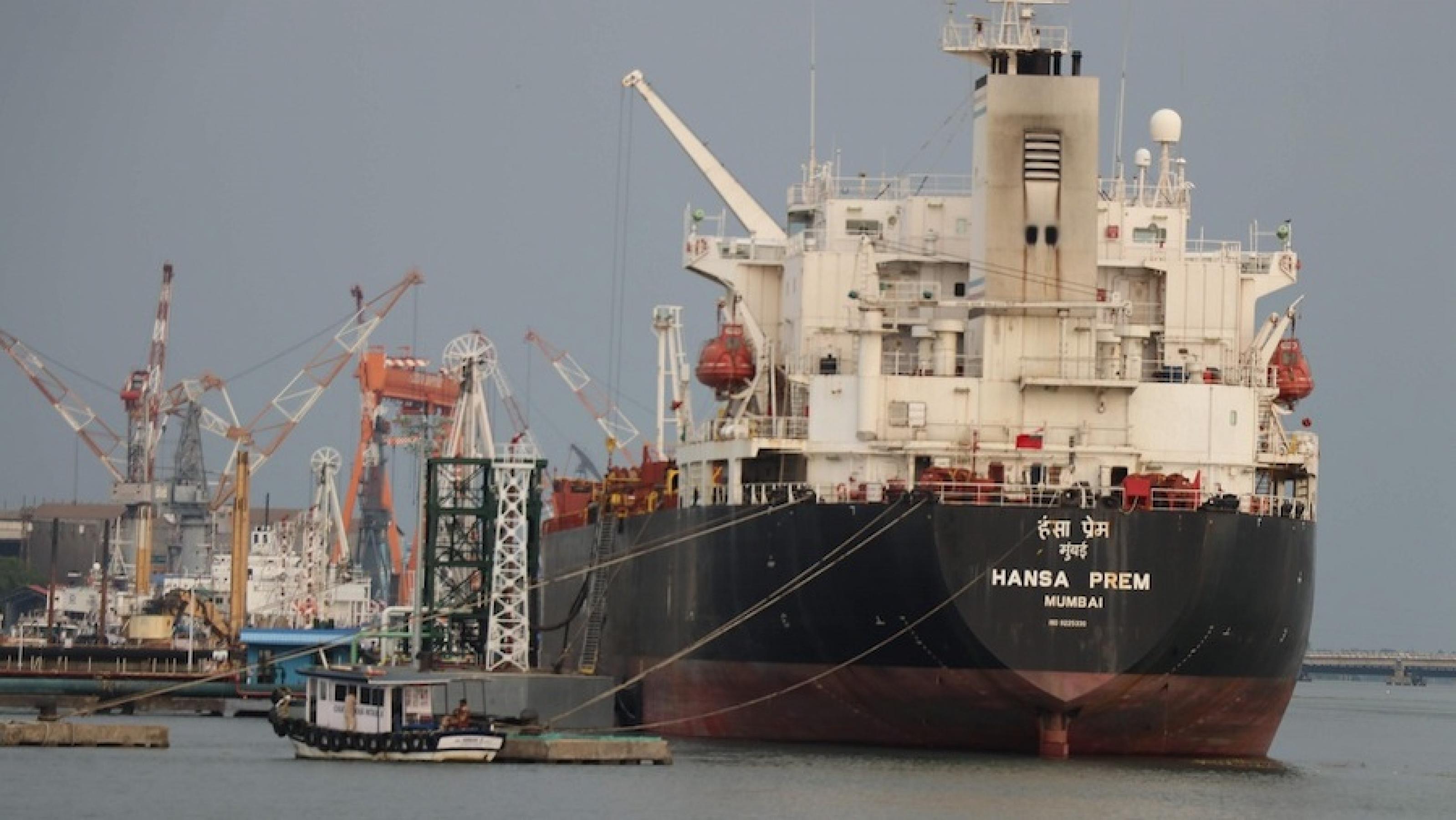 ein großer Tanker ist im Hafen eingelaufen