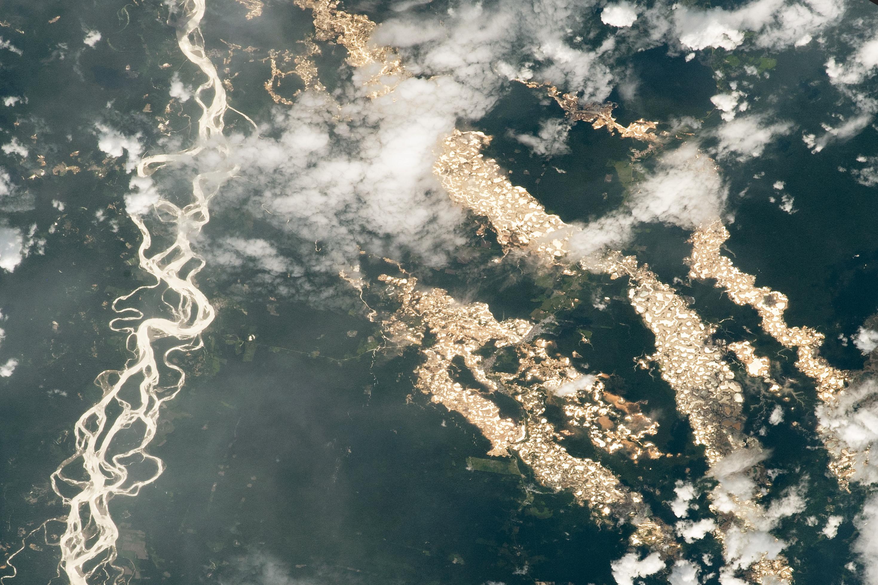 Satellitenbild von Goldbergbau in einer Regenwaldlandschaft