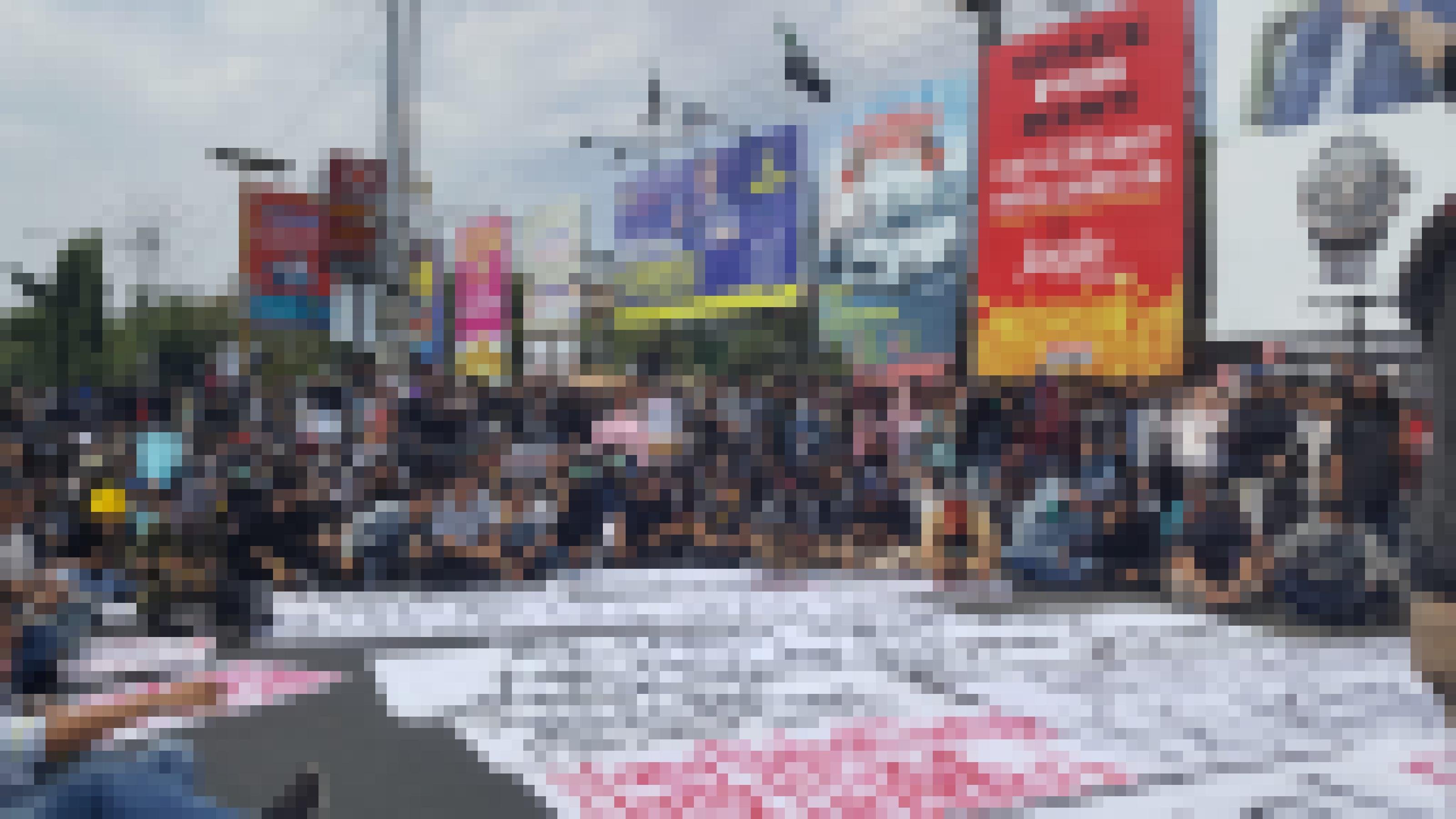 Studenten blockieren bei einer Demo 2019 eine Hauptkreuzung in der javanischen Stadt Jogjakarta.