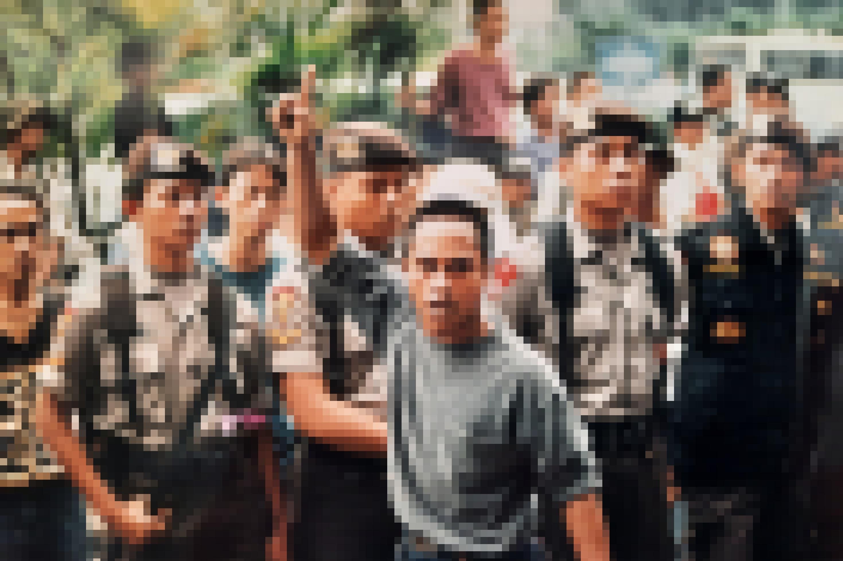 Wütender Demonstrant protestiert vor einer Reihe von Polizisten im Zentrum von Jakarta 1998.