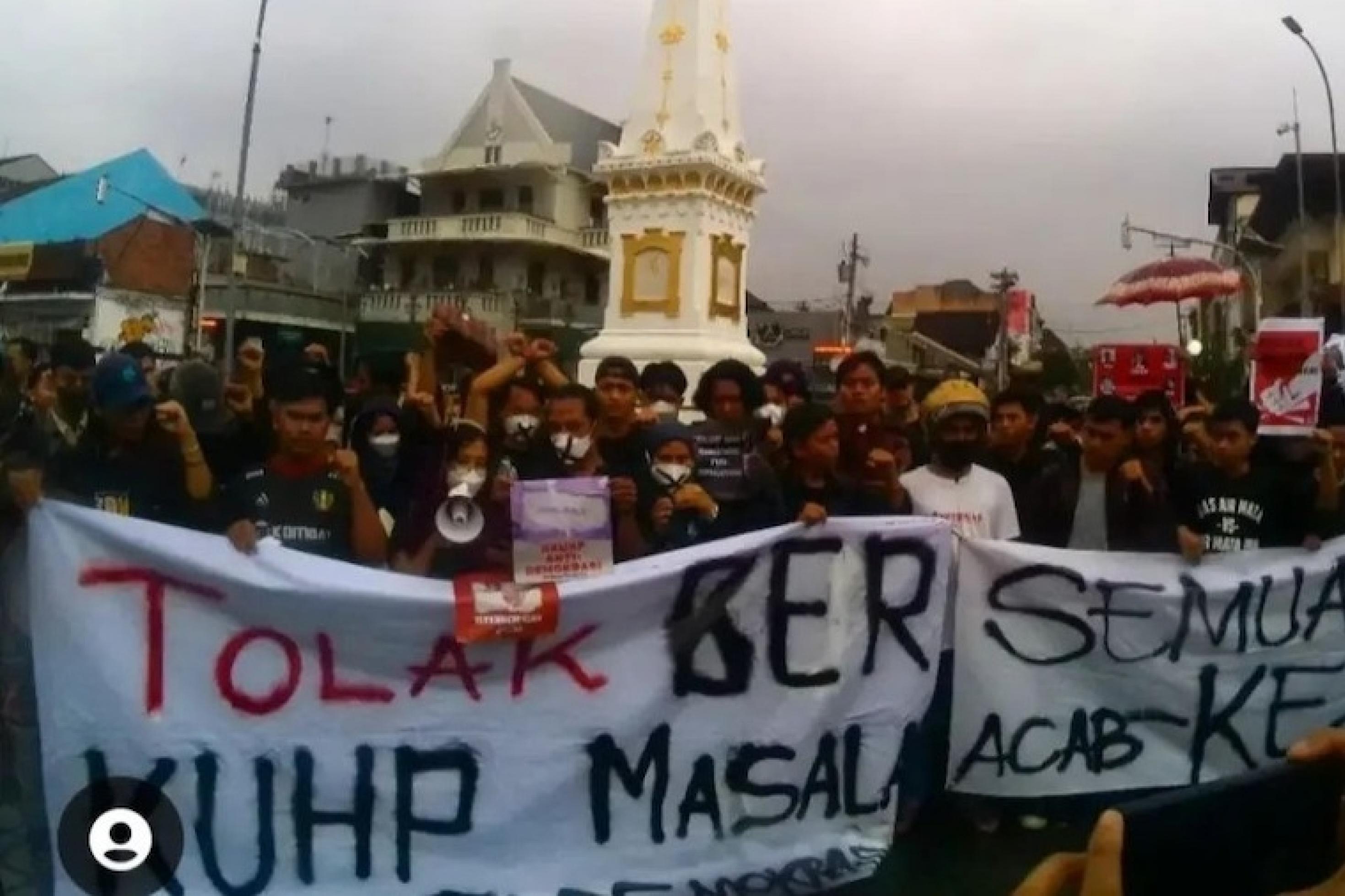Demonstratierende in Yogyakarta halten Spruchbänder, mit denen sie gegen das neue Strafrecht protestieren.