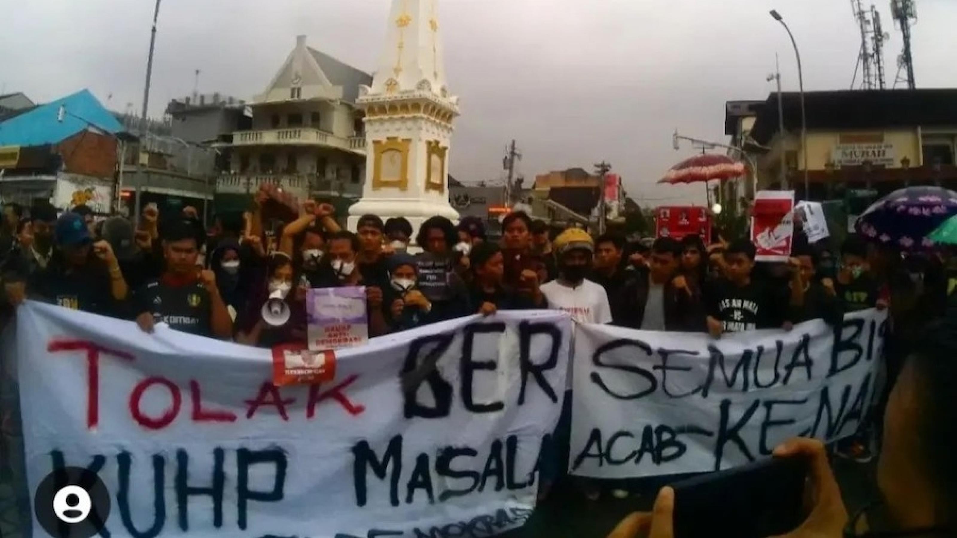 Demonstratierende in Yogyakarta halten Spruchbänder, mit denen sie gegen das neue Strafrecht protestieren.