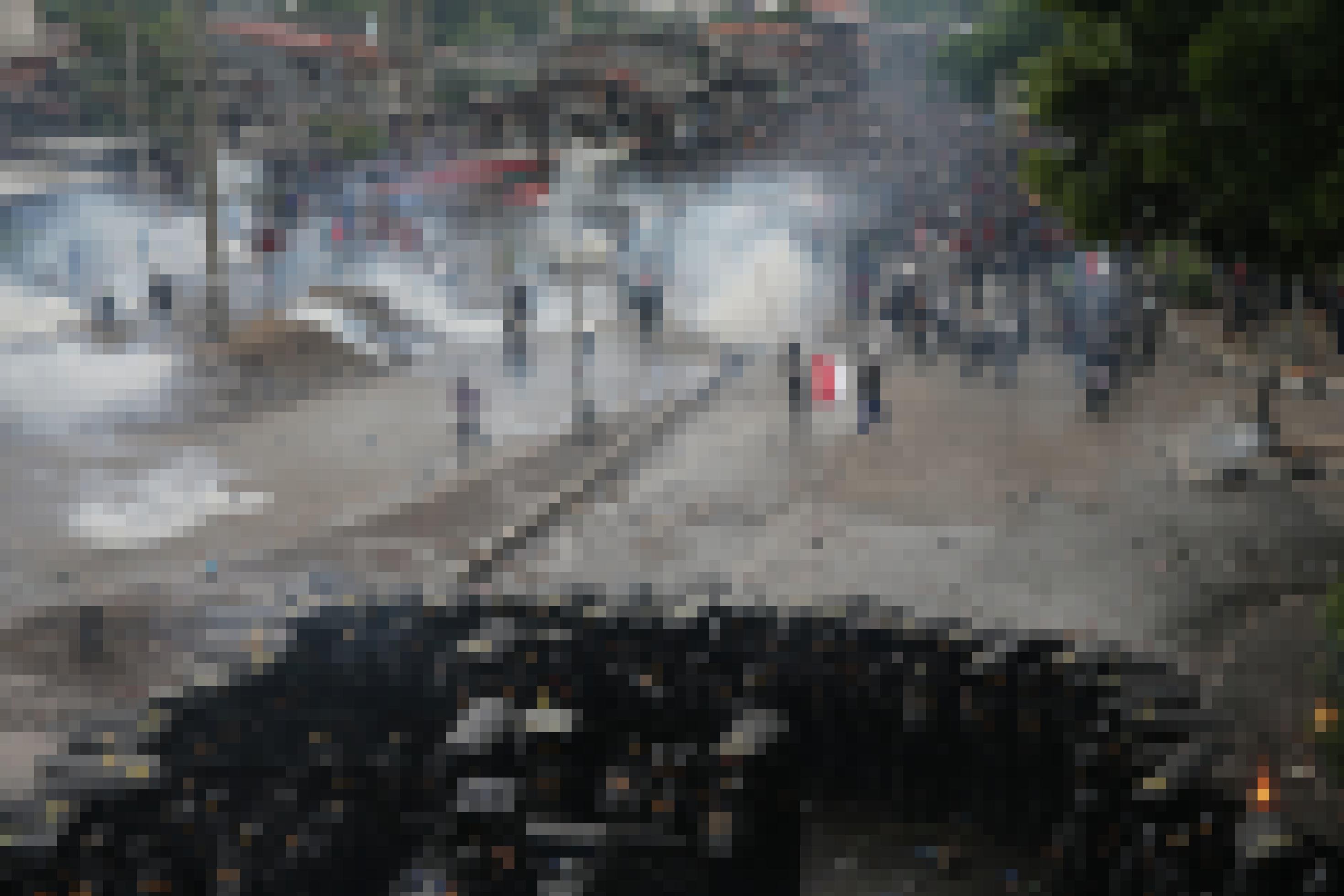Schwer bewaffnetePolizisten versperren wütenden Demonstrant*innen in einem Wohnviertel von Jakarta den Weg zum Parlament.