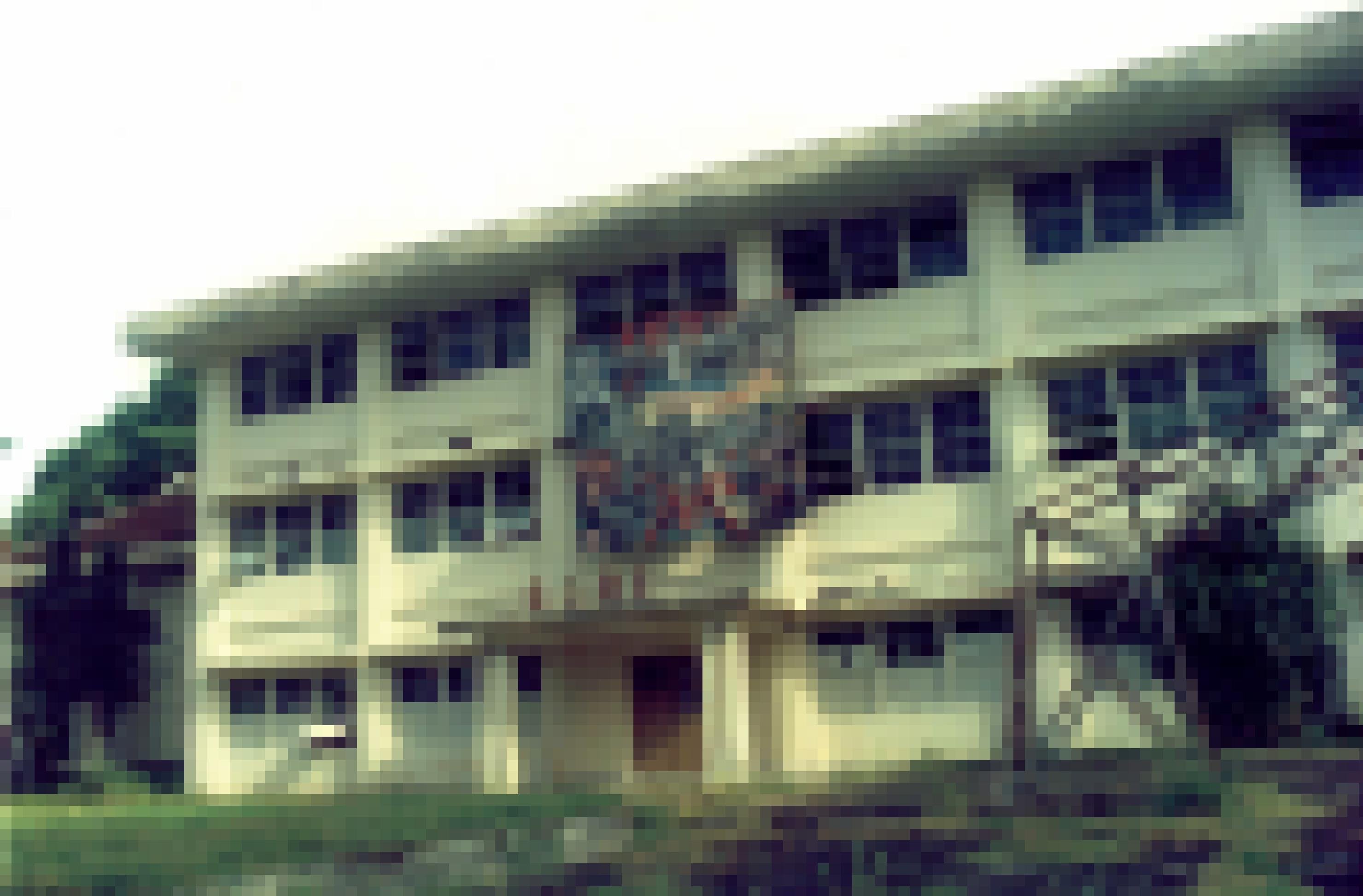 Über dem Eingang zur ehemaligen Kunsthochschule ASRI in Yogyakarta, in der heute das Jogja National Museum untergebracht ist, hängt 1998 das erste Taring-Padi-Banner „Rakyat Demokratik“ (Demokratisches Volk).