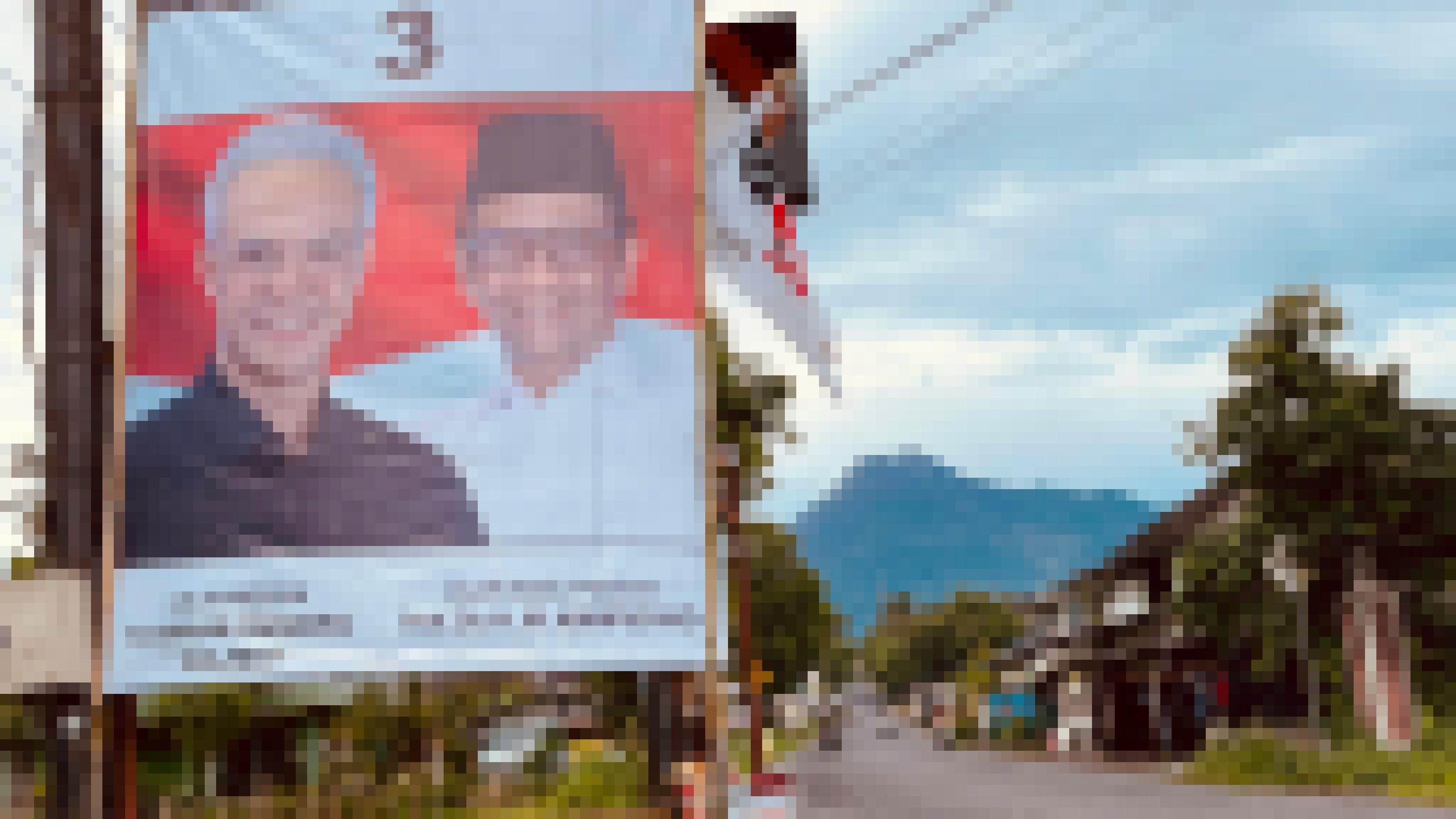 Ein Wahlplakat zeigt den Präsidentschaftskandidaten Ganjar Pranowo (links) und seinen Vizekandidaten Mahfud MD, im Hintergrund ist der zentraljavanische Vulkan Merapi zu sehe.