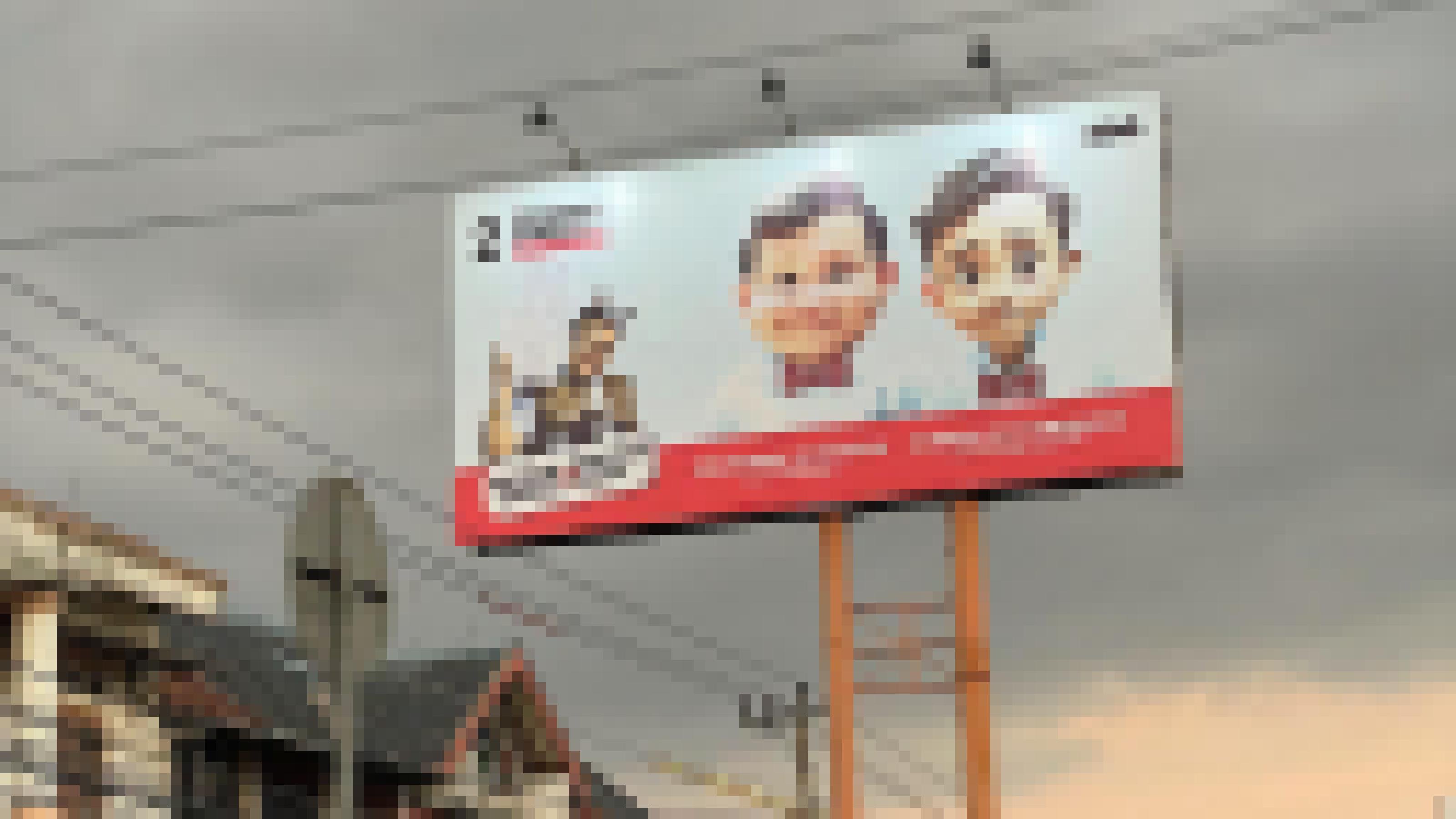 Ein Wahlplakat zeigt die Präsidentschaftskandidaten Prabowo Subianto und Gibran Rakabuming Raka als Comicfiguren.
