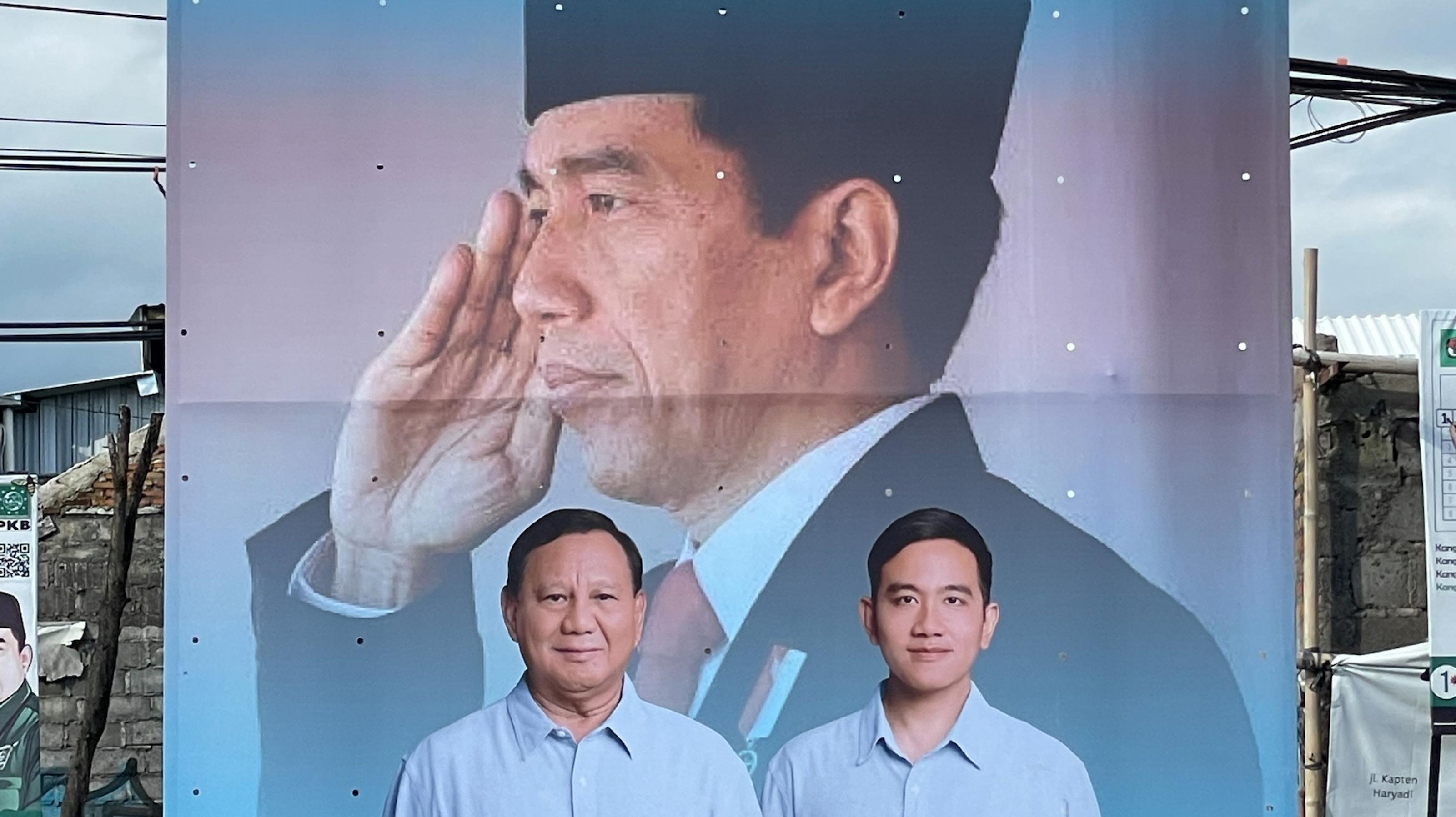 Ein Wahlplakat des Präsidentschaftskandidaten Prabowo Subianto (links unten) und seinem Vizekandidaten Gibran Rakabuming Raka (rechts unten) wird dominiert vom Bild des amtierenden Präsidenten Joko Widodo, Rakas Vater.