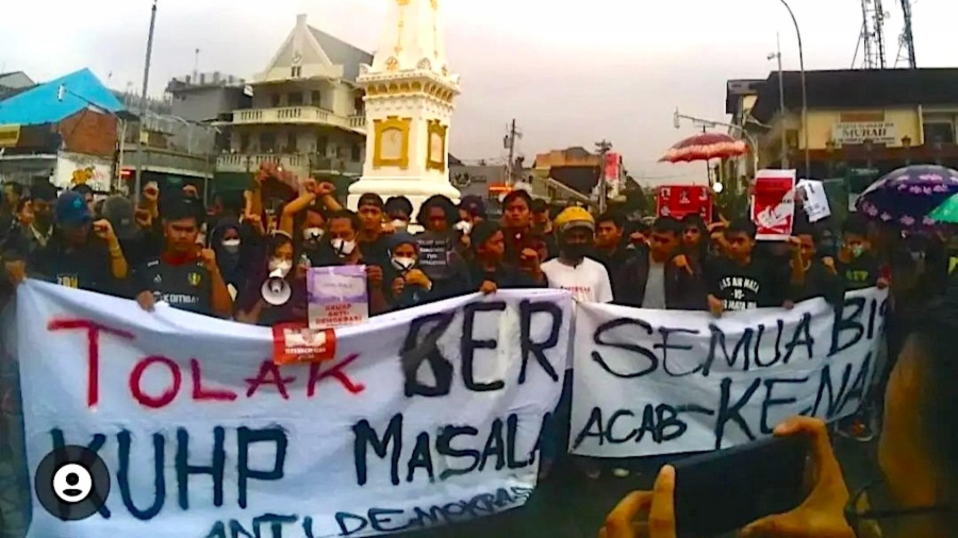 Indonesische Demonstranten tragen Transparent gegen neues Strafgesetz