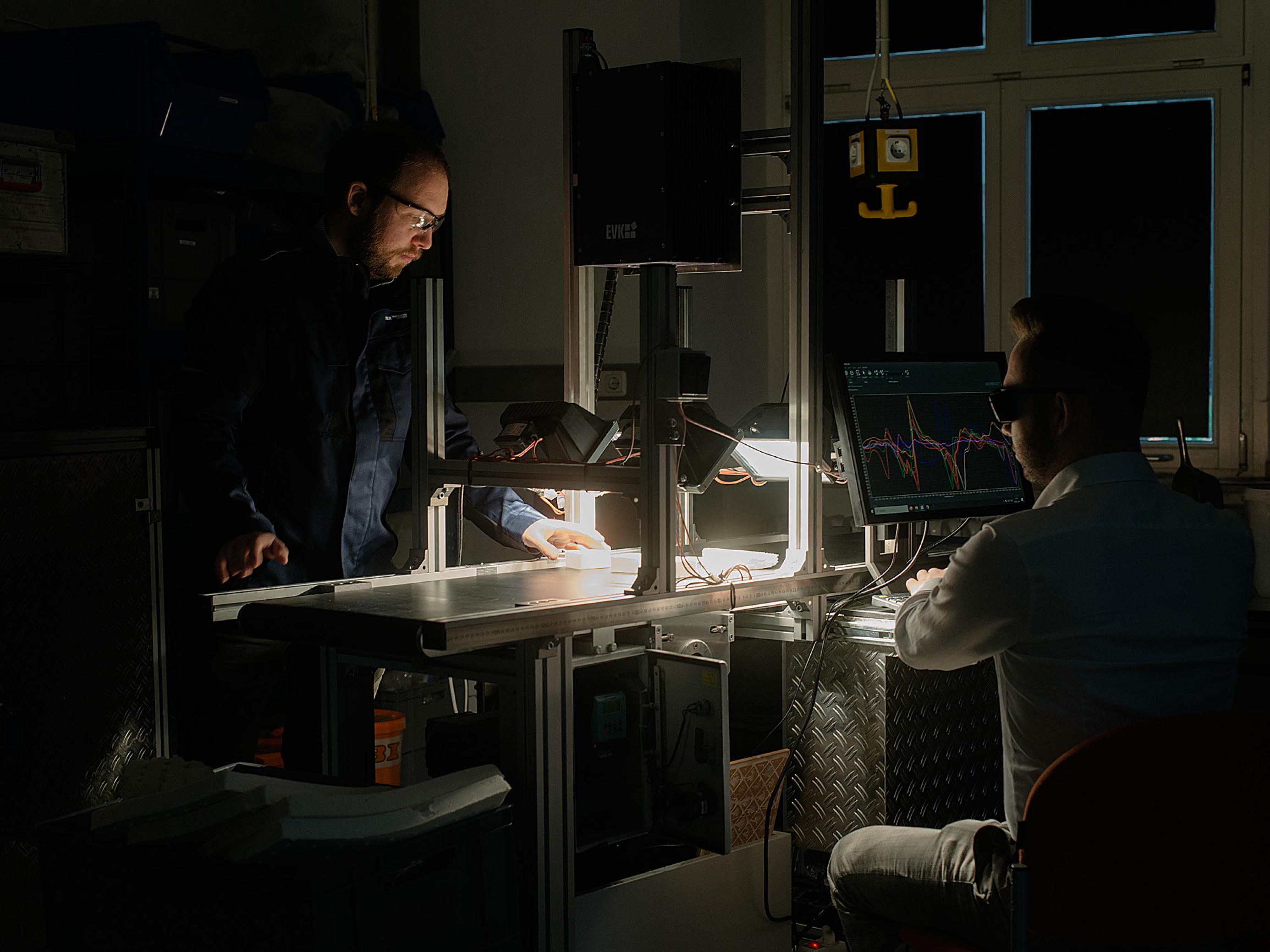 Fabian Römer (l) und Fabian Roth arbeiten an einer Infrarotbildanalyse von Schaumstoffproben zur KI-basierten Materialklassifikation im Sensor-Labor des ANTS der RWTH Aachen.