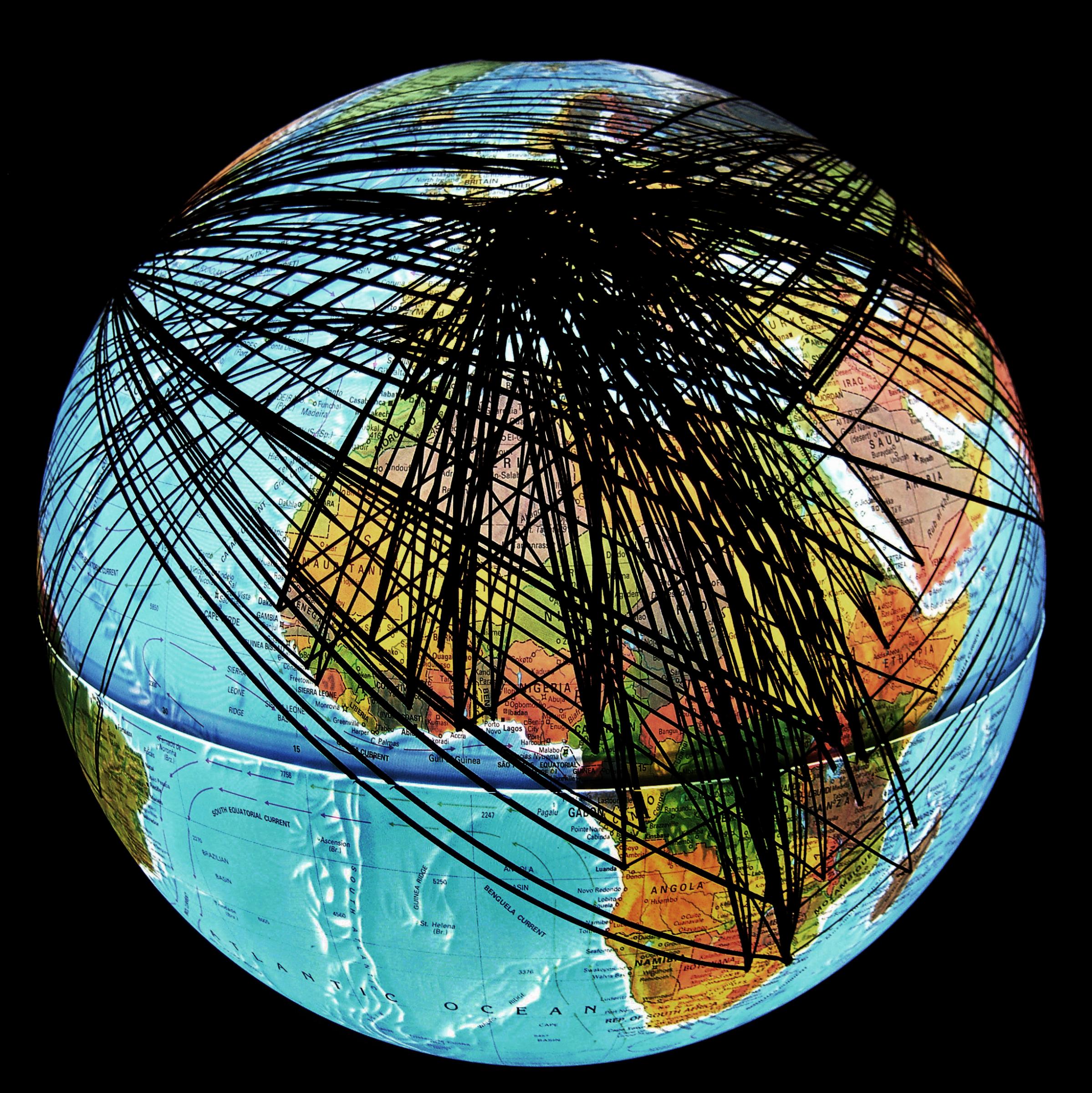 Globus des Künstlers Ingo Günther. Darauf sind schwarze Linien eingezeichnet.