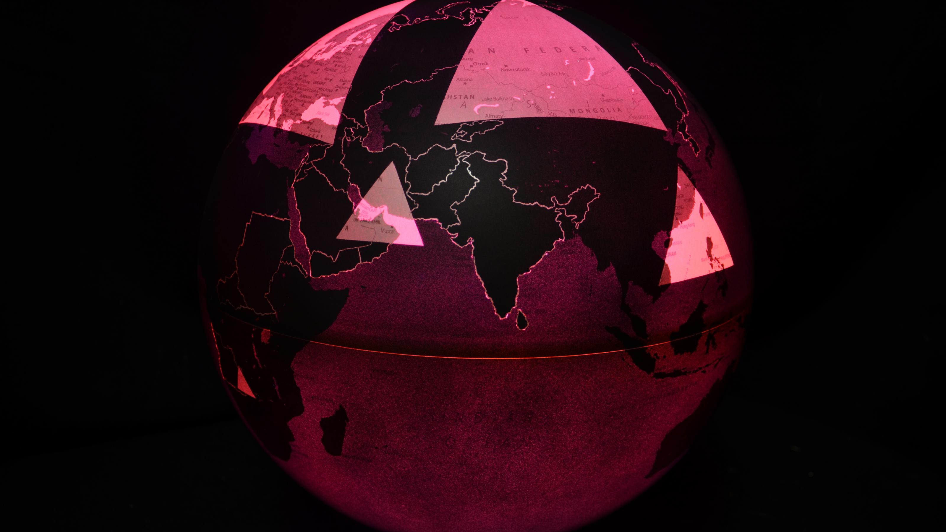 Globus des Künstlers Ingo Günther