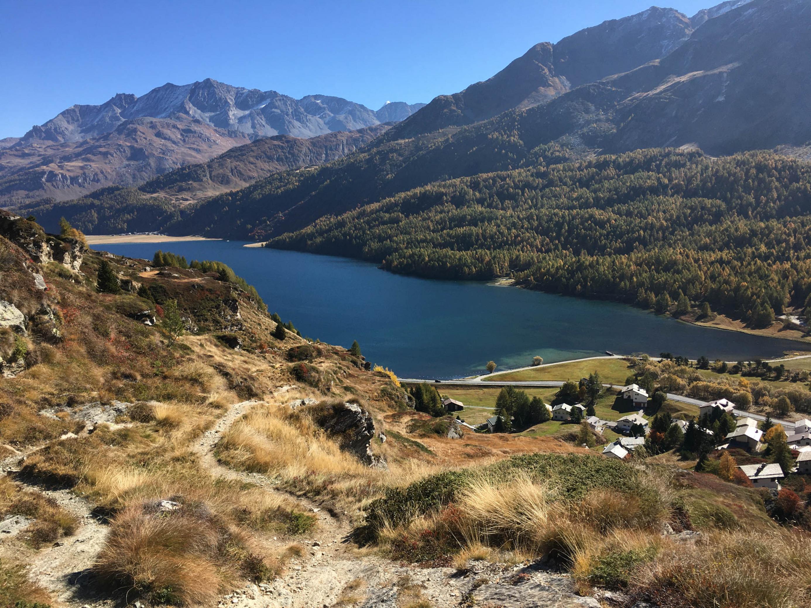 Blaugrüner See in breitem Bergtal