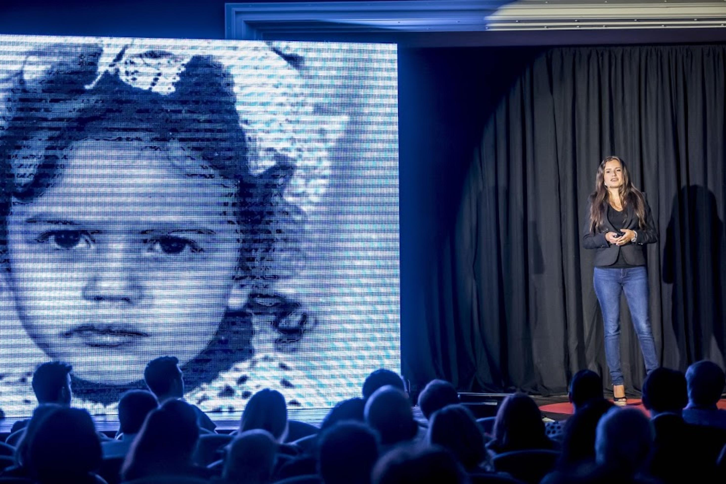 Inna Braverman überlebte als Baby Tschernobyl. Ihr wiedergeschenktes Leben möchte sie besonders gut nutzen. Ihre Geschichte nutzt sie auch als Marketingtool für einen noch umstrittenen Bereich der Erneuerbaren Energie. Hier bei einem Ted Talk.