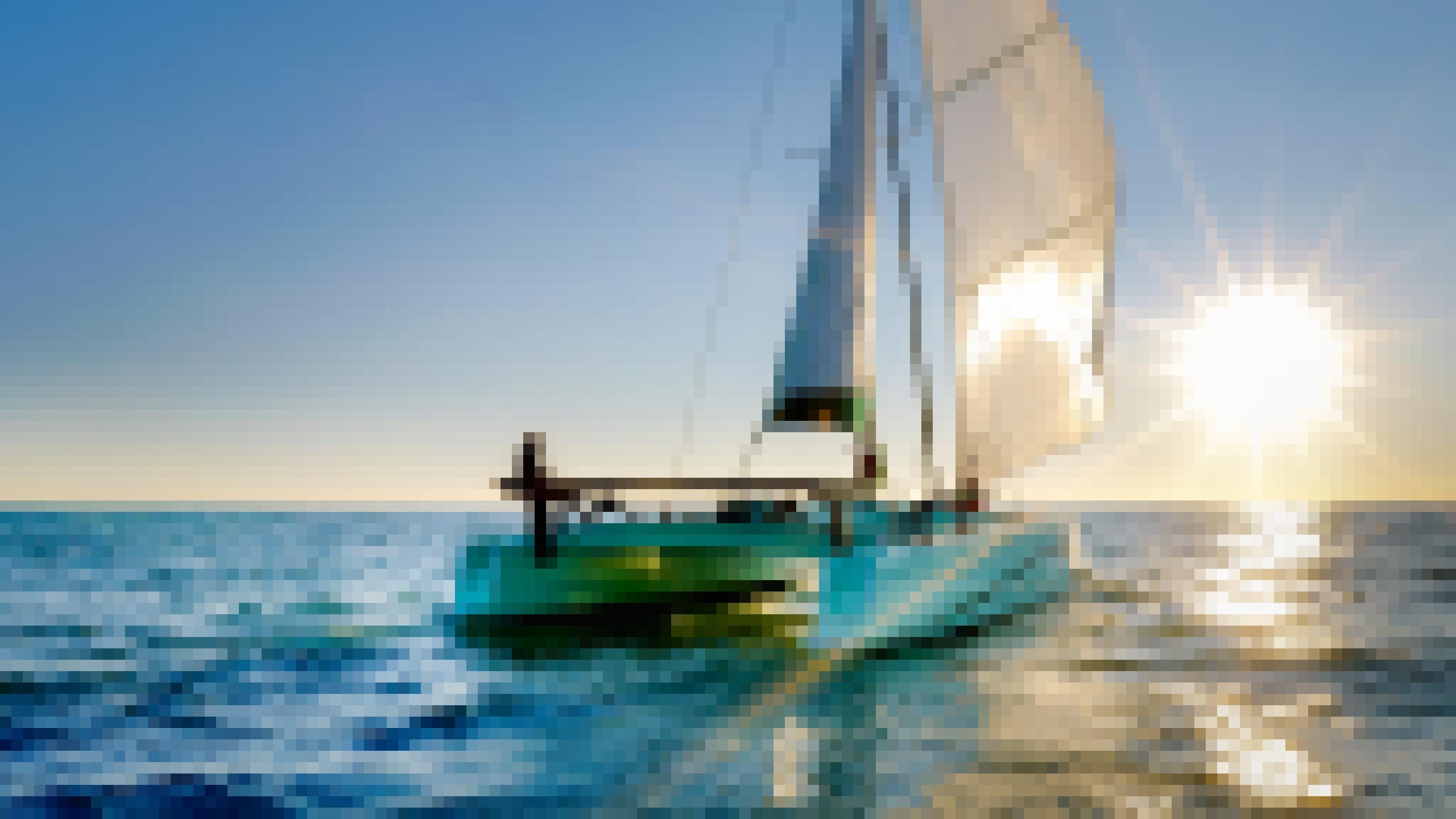 Türkisfarbener Katamaran segelt über sonnenbeschienenes Meer