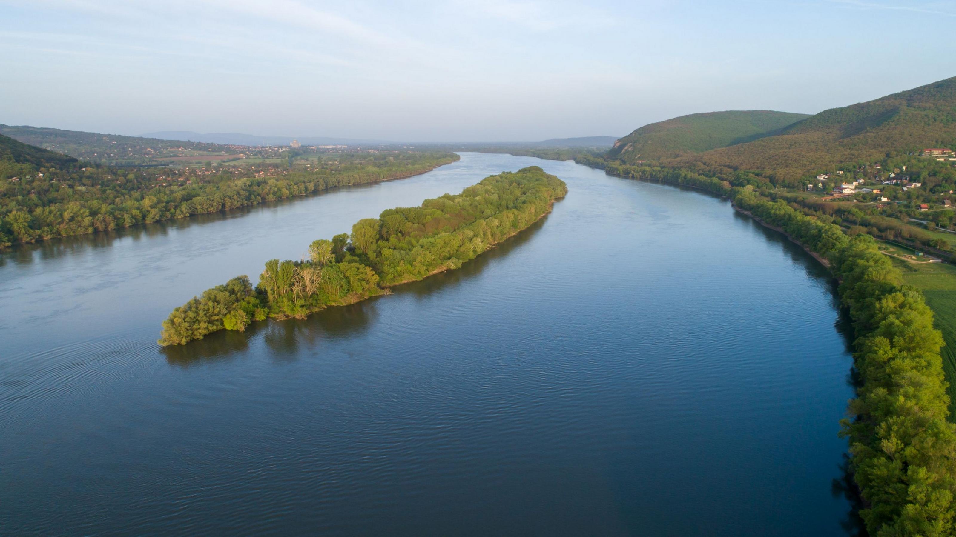 Fluss mit Insel aus der Luft