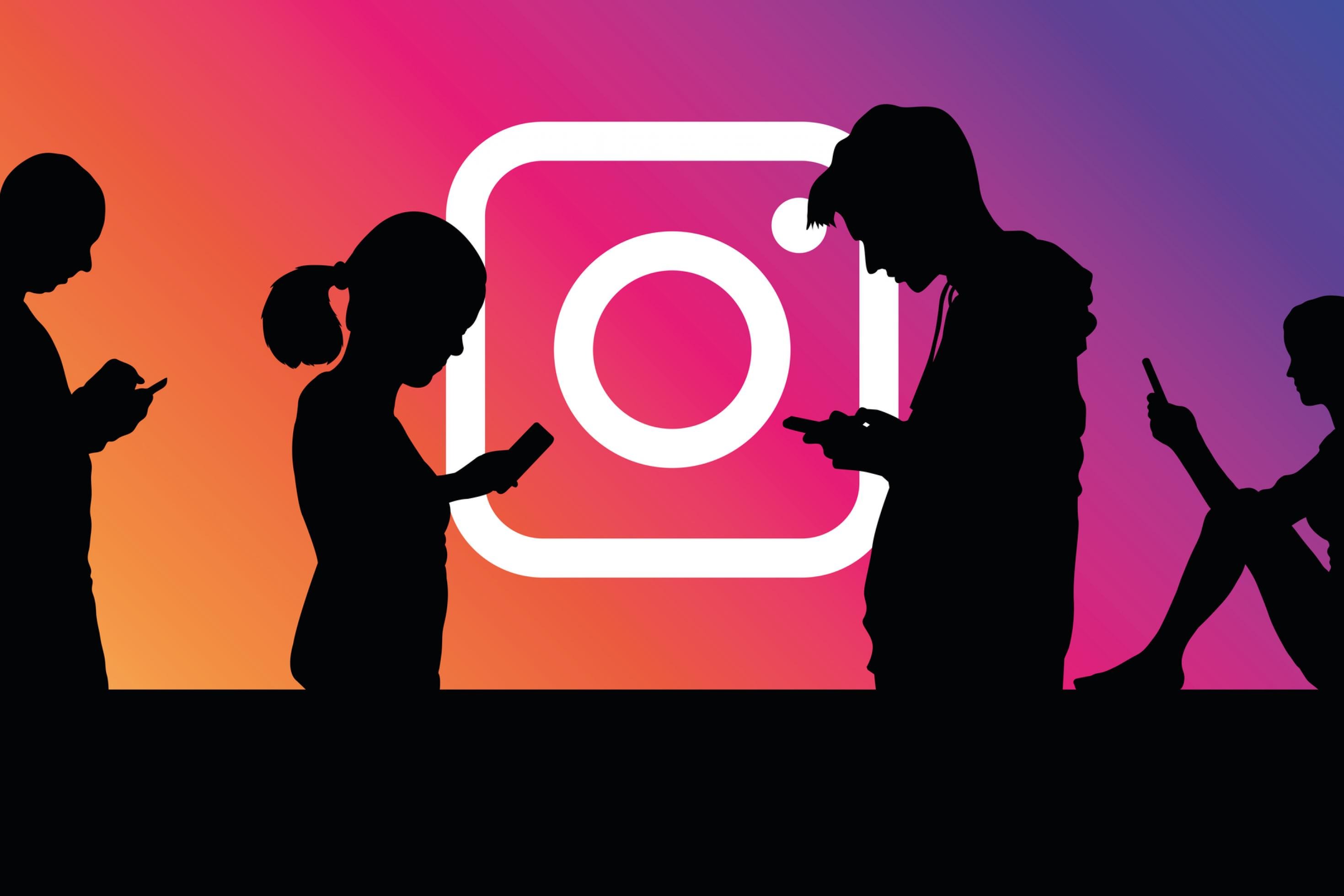Schwarze Silhouette von vier jungen Menschen mit Handys in der Hand  vor dem Logo von Instagram in Lila, Pink und Orange.