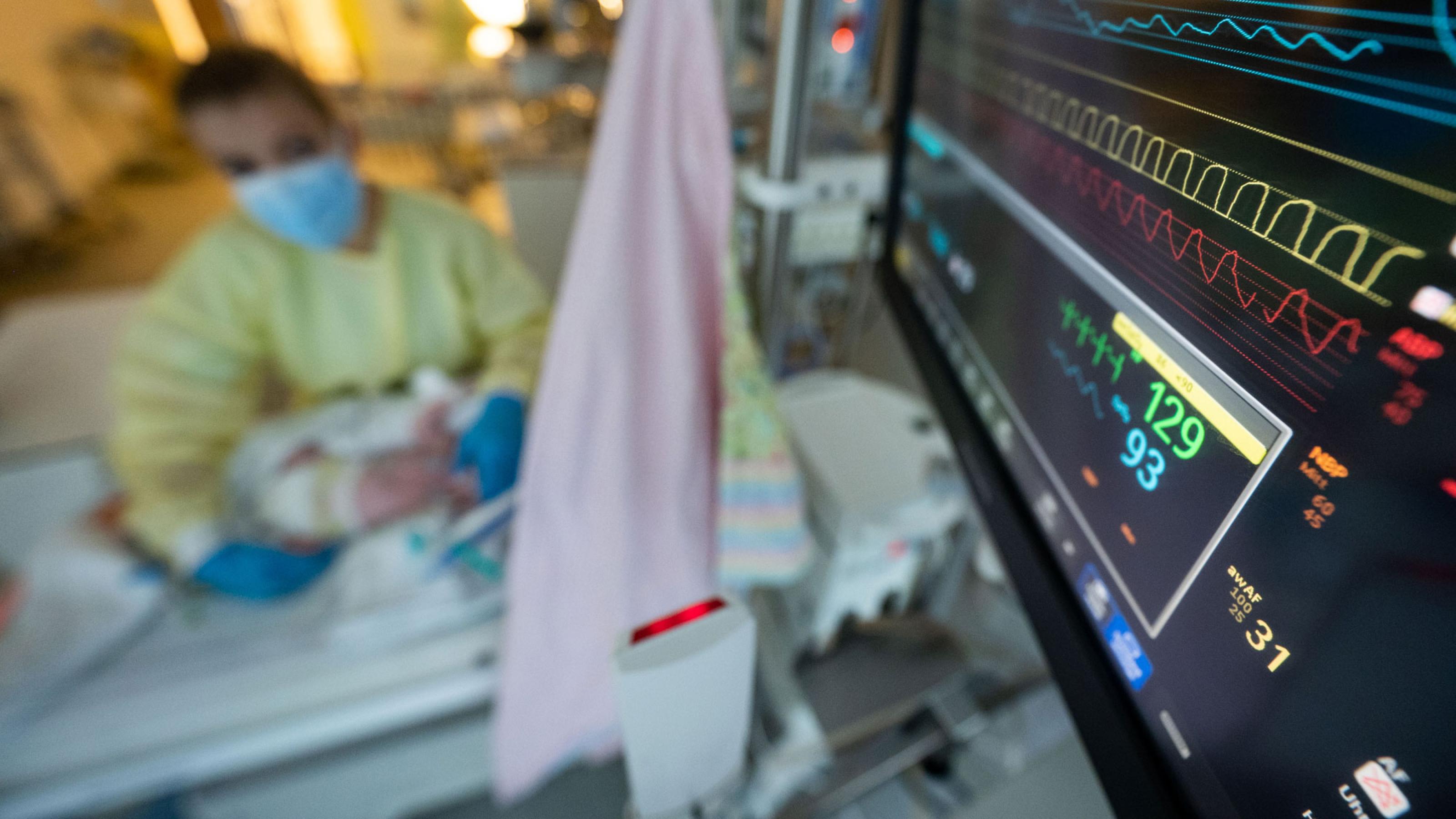 Intensivstation mit Monitor: Bei Säuglingen und Kleinkindern kann das RS-Virus zu einer schweren Infektion der Atemwege führen.