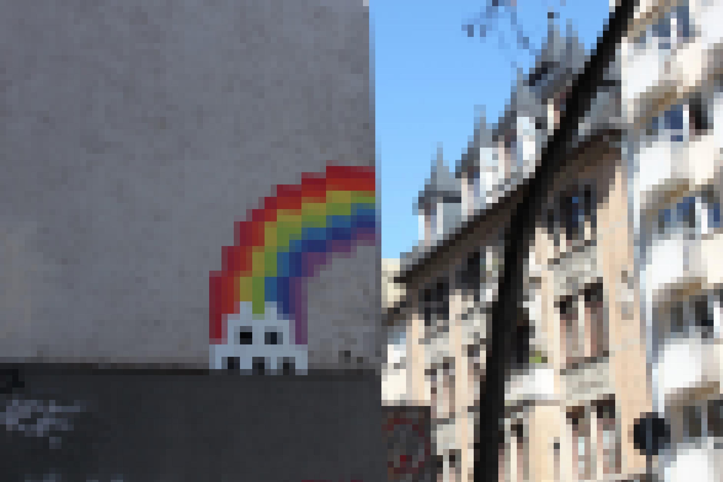 Invader-UFO mit einem Regenbogen.