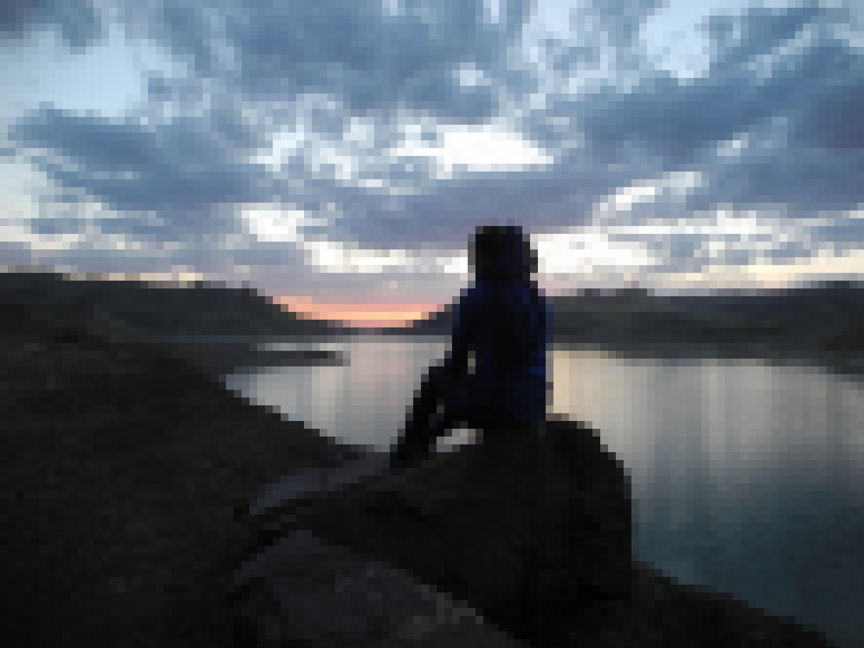 DIe junge Iranerin Mahdis sitzt an einem See im Nordwesten des Landes und macht sich Gedanken um ihre Zukunft als Frau in diesem Land.