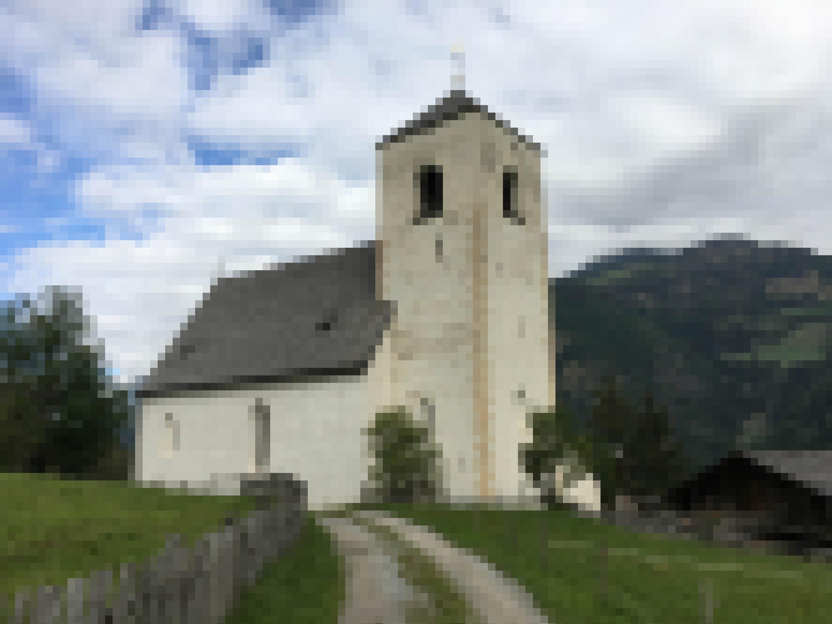Alte kleine Kirche auf einem Hügel