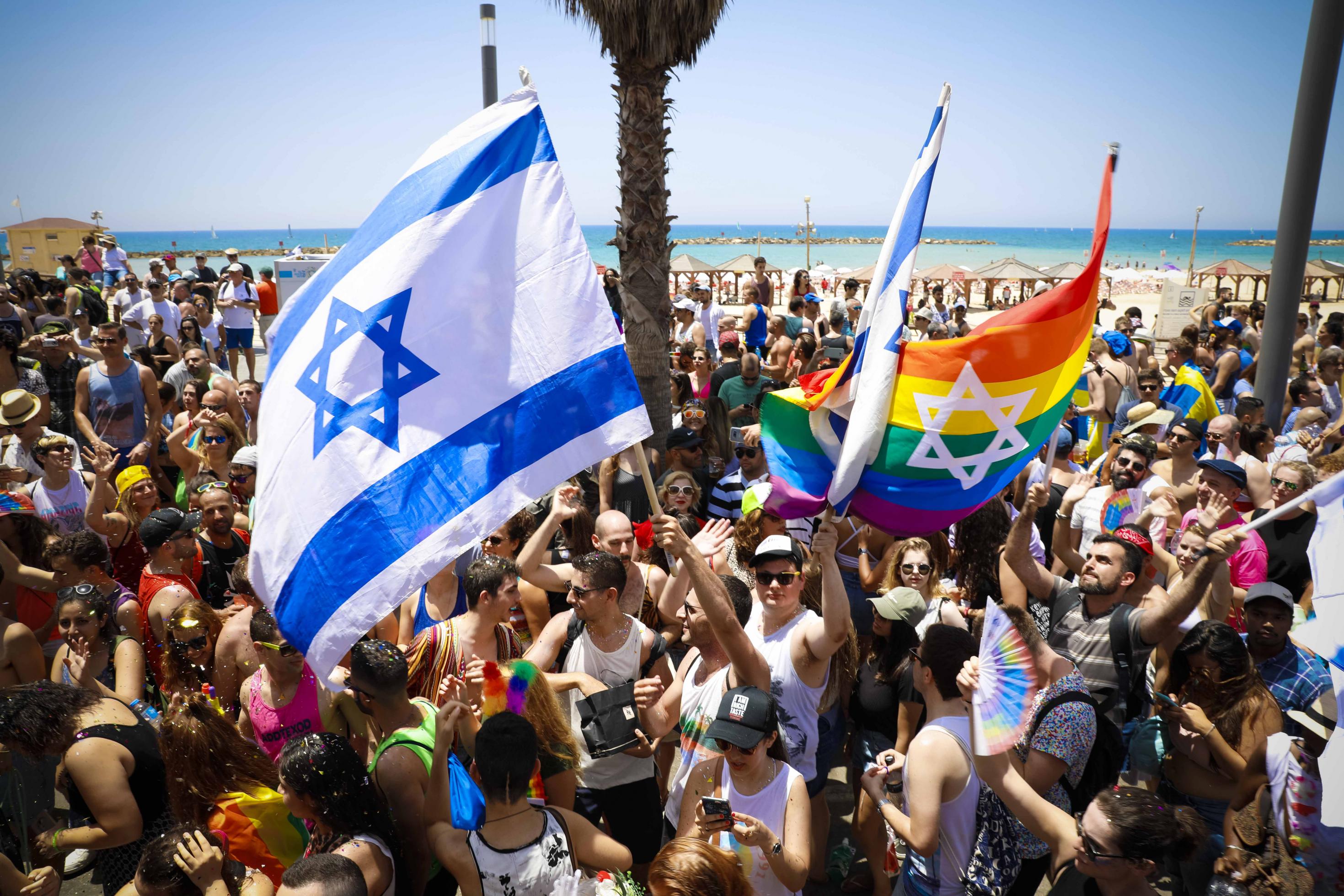 Anlässlich der Gay Pride in Tel Aviv tanzen zehntausende Teilnehmer:innen am Strand