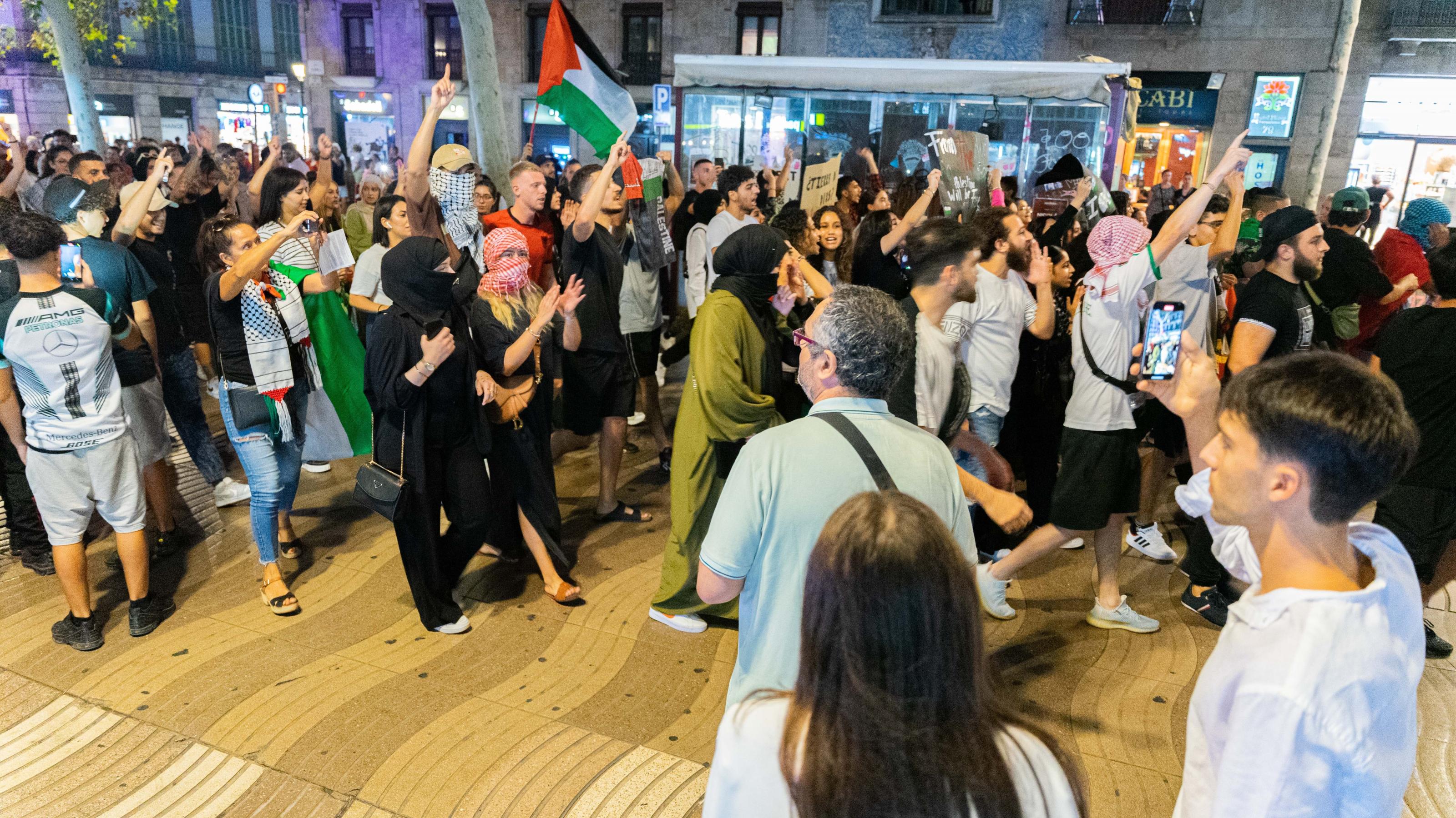 Auf den Ramblas in Barcelona protestieren ein paar Dutzend Männer und Frauen mit palästinensischen Fahnen.