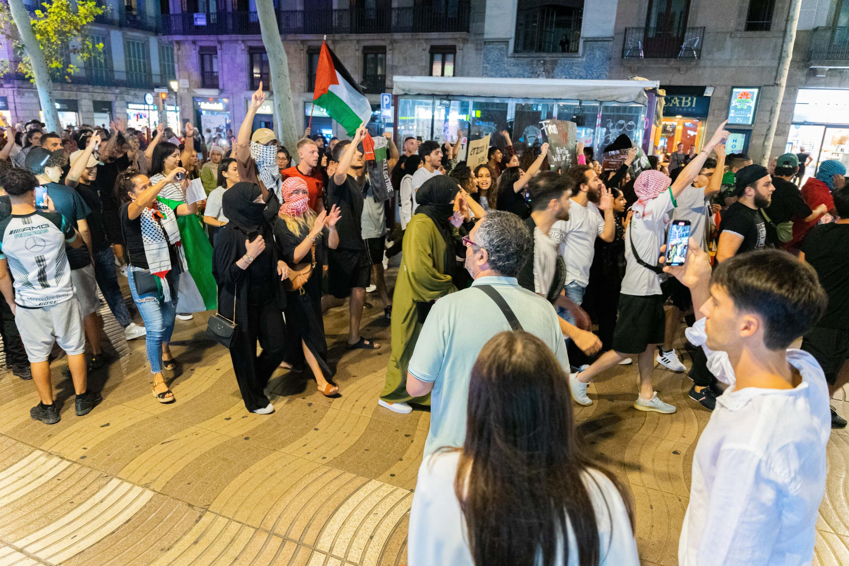 Auf den Ramblas in Barcelona protestieren ein paar Dutzend Männer und Frauen mit palästinensischen Fahnen.