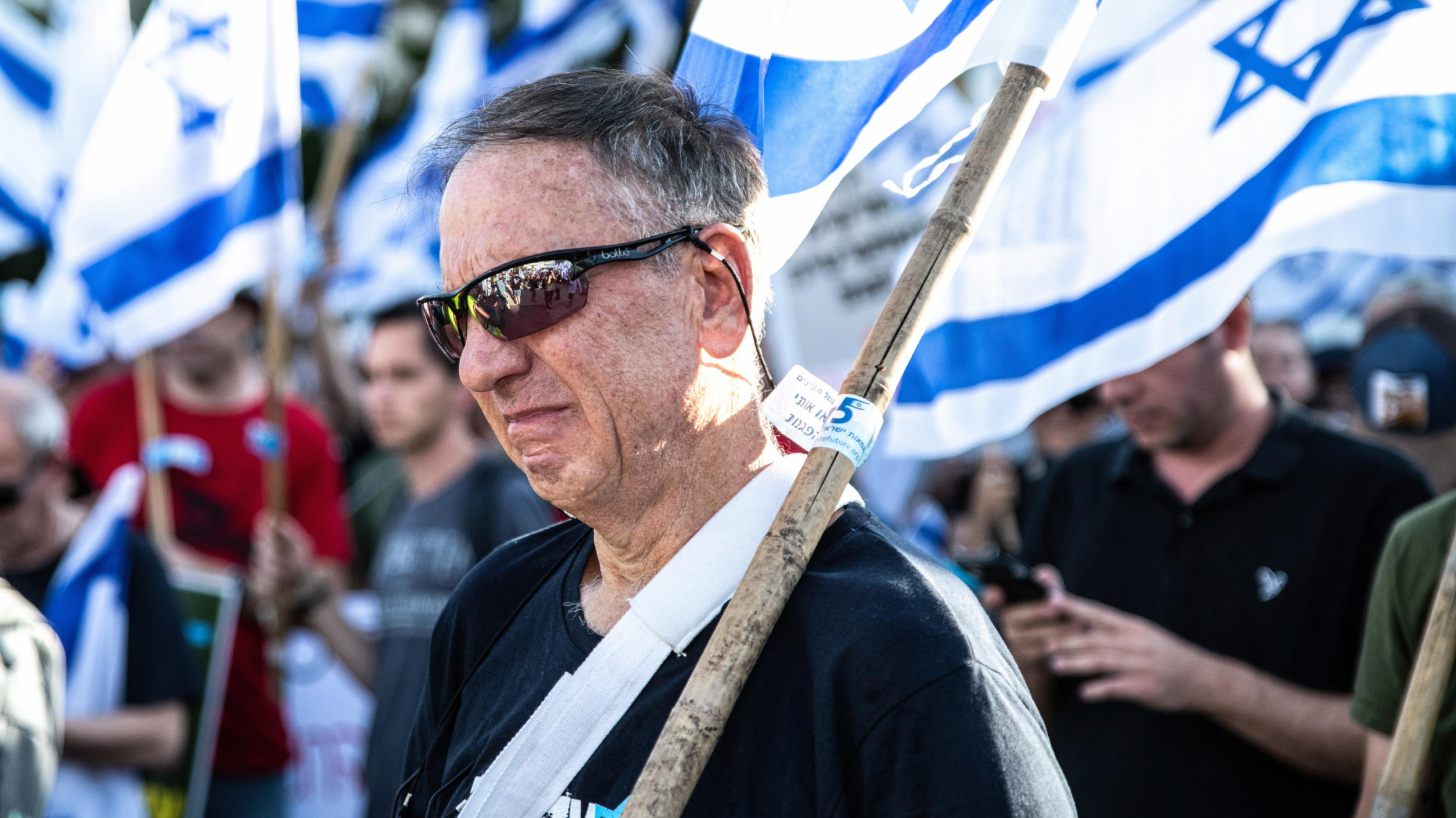 Asaf Agmon in Tränen, umgeben von vielen israelischen Flaggen