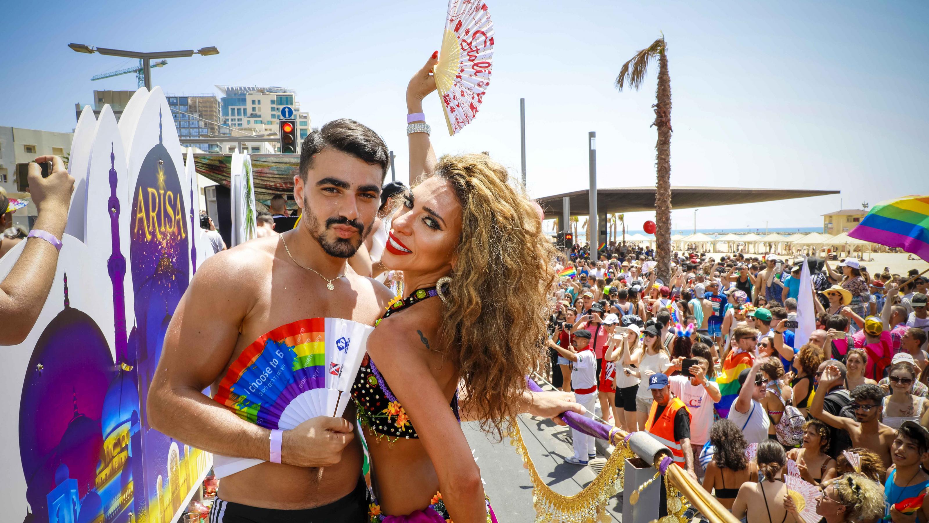 Tänzeri:innen auf der Gay Pride-Parade in Tel Aviv