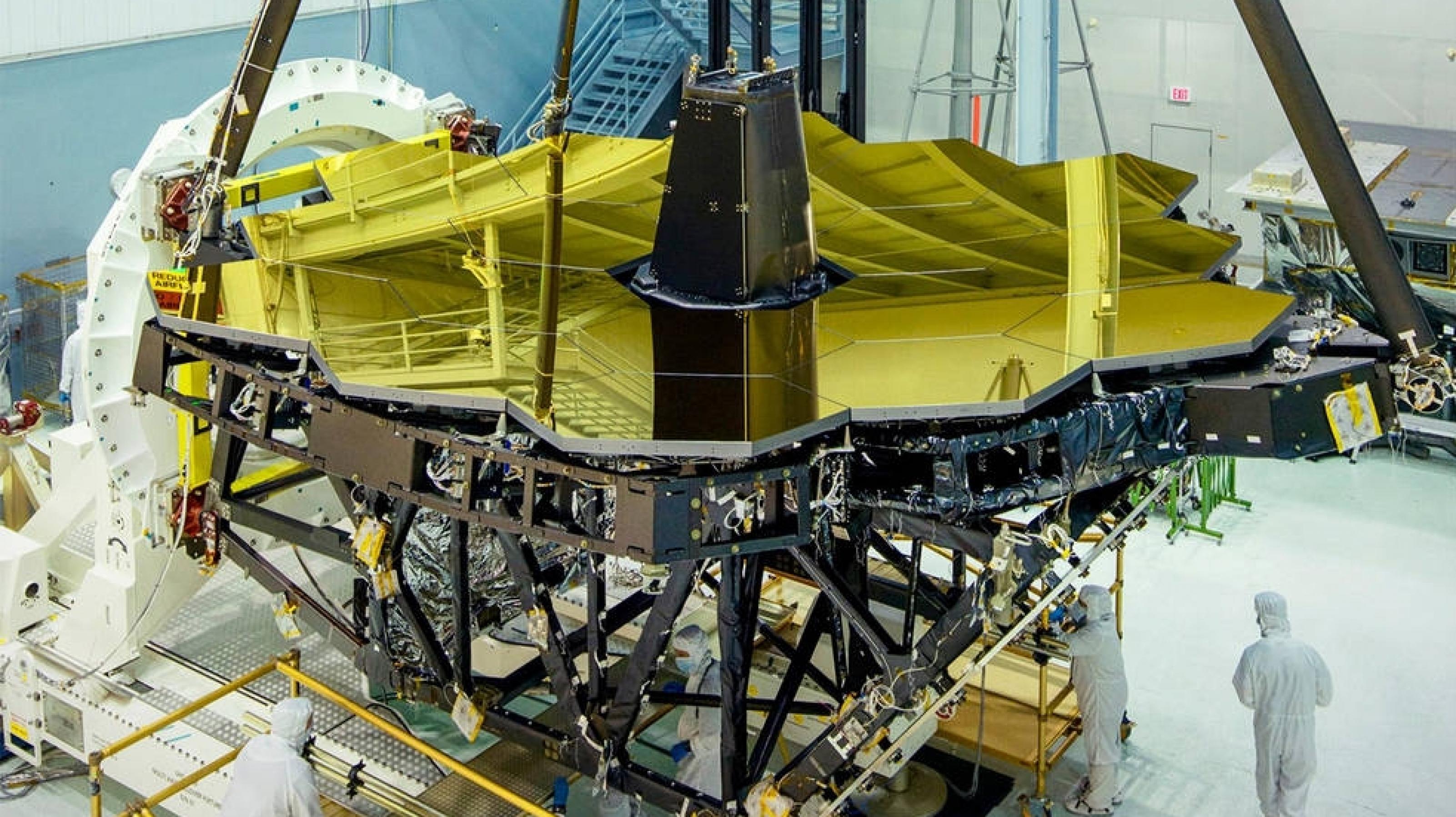 James-Webb-Teleskop im Reinraum mit seinen goldenen Spiegelelementen