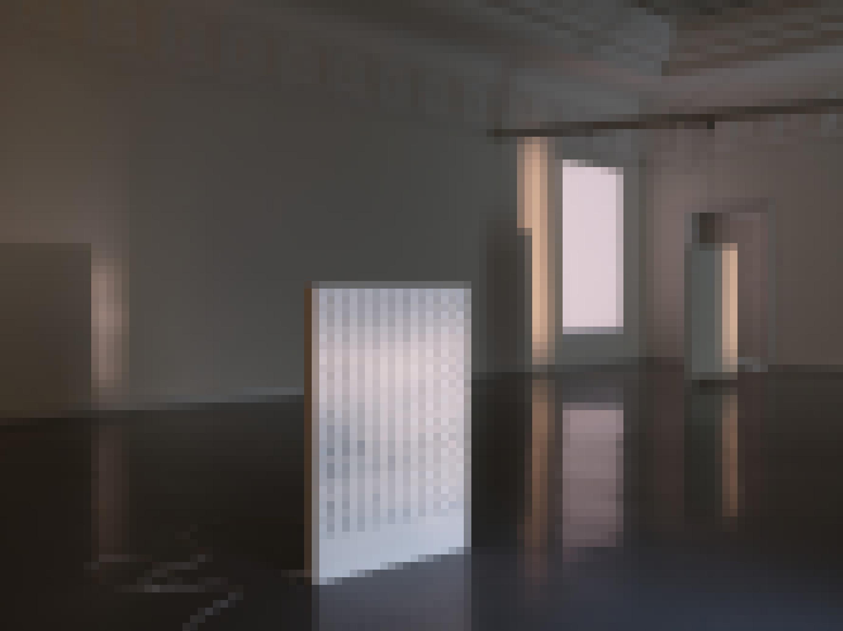 Lautsprecher als Skulptur platziert in einem lichten, leeren Ausstellungsraum.