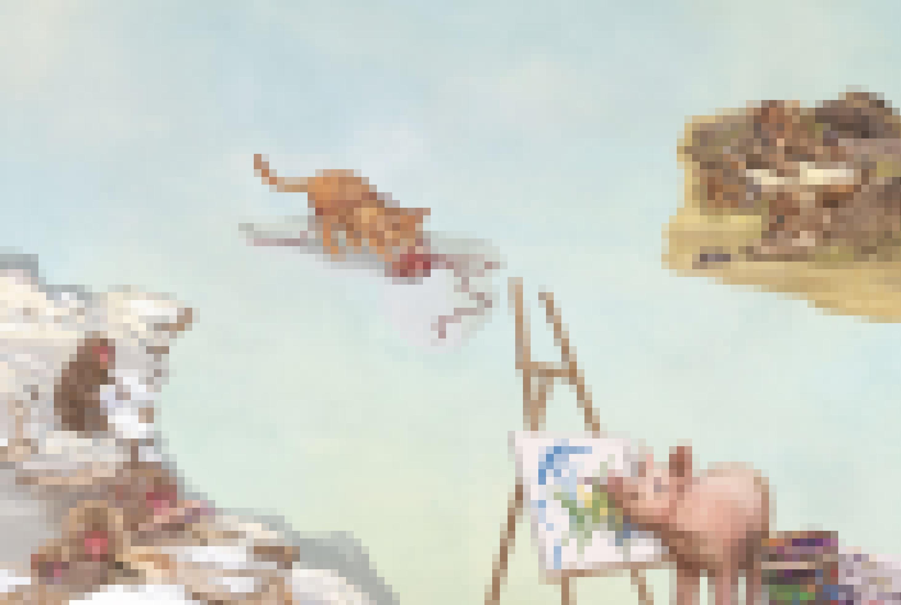 Eine junge Katze spielt mit einem Wollknäuel, und ein Schwein malt ein Bild mt einem Pinsel, den es im Maul hält.